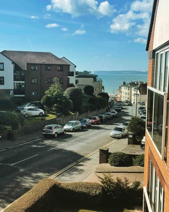 Sea Views, 2 Bed, Lift, Close To Shops Apartment *