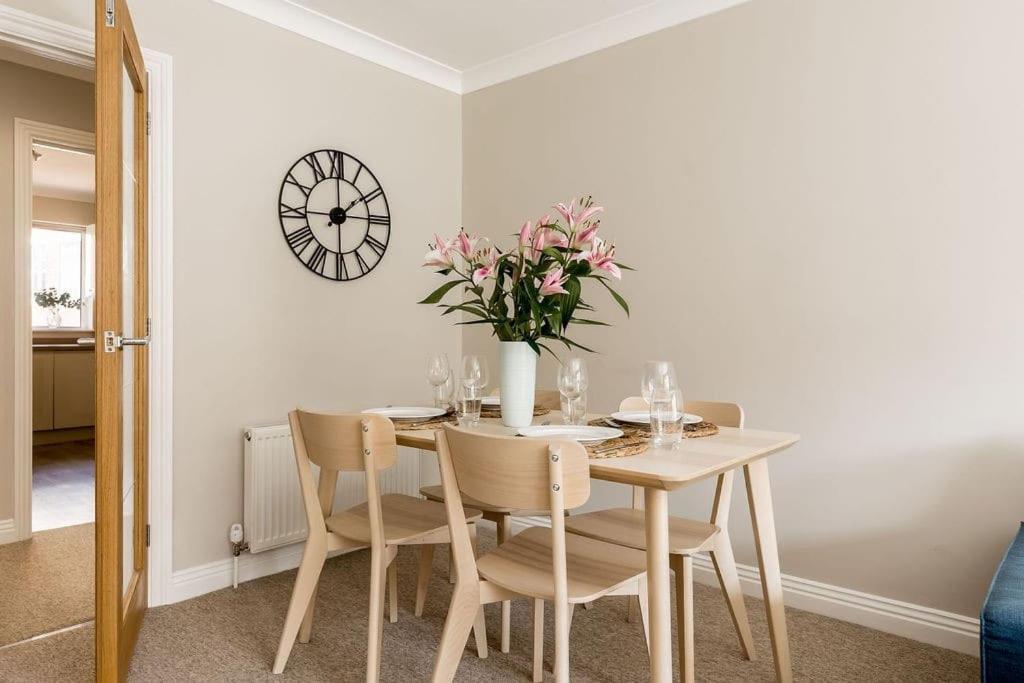 Sea Views, 2 Bed, Lift, Close To Shops Apartment *