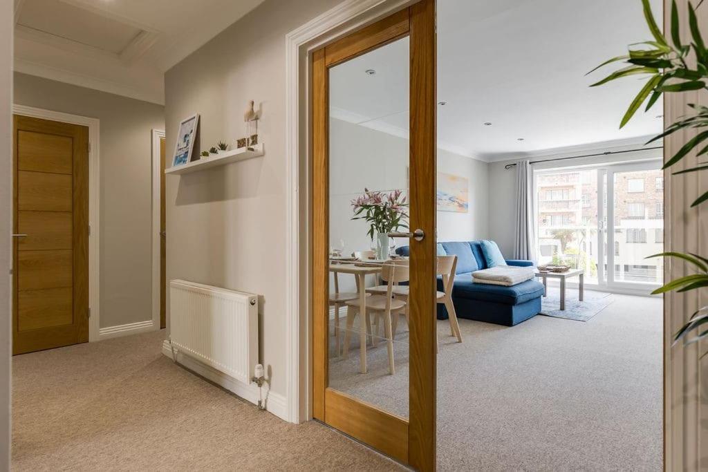 Sea Views, 2 Bed, Lift, Close To Shops Apartment