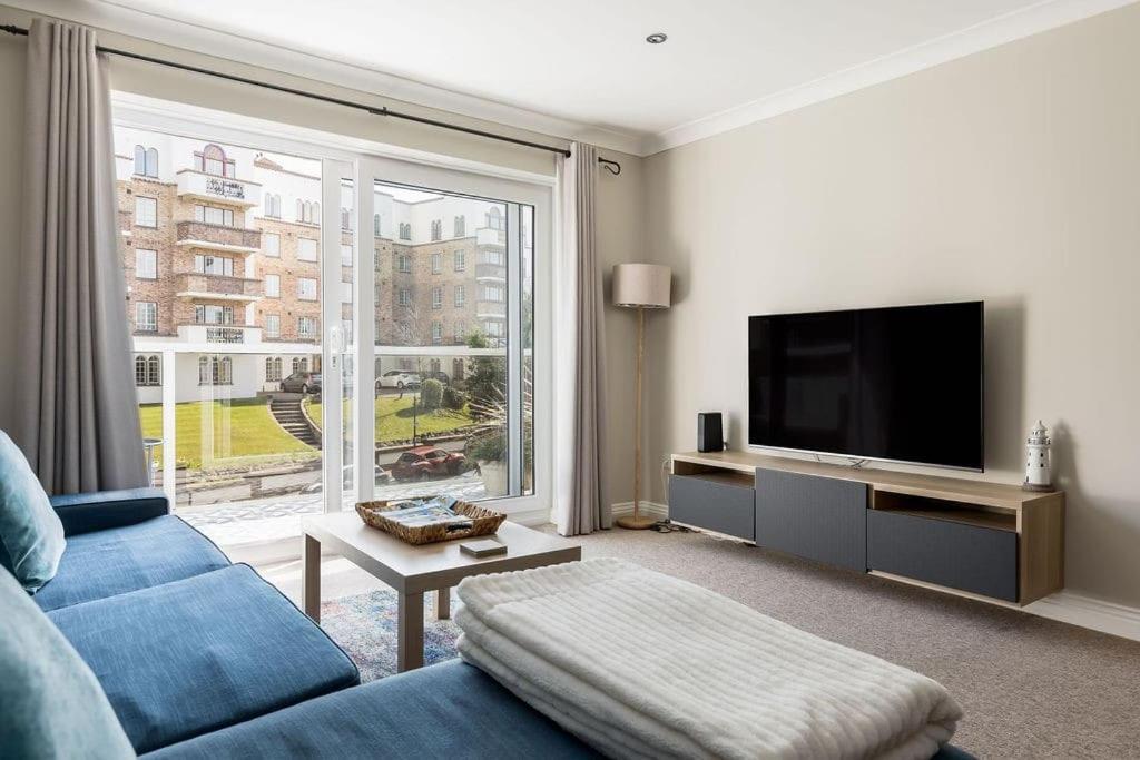 Apartment Sea Views, 2 Bed, Lift, Close To Shops *