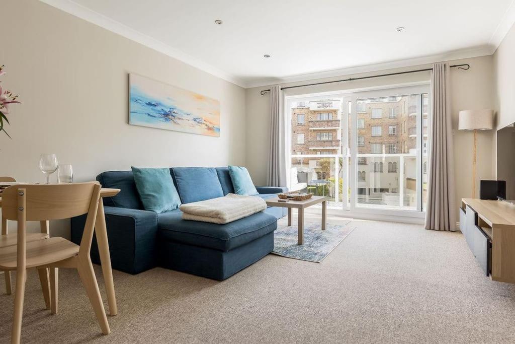Sea Views, 2 Bed, Lift, Close To Shops Apartment *