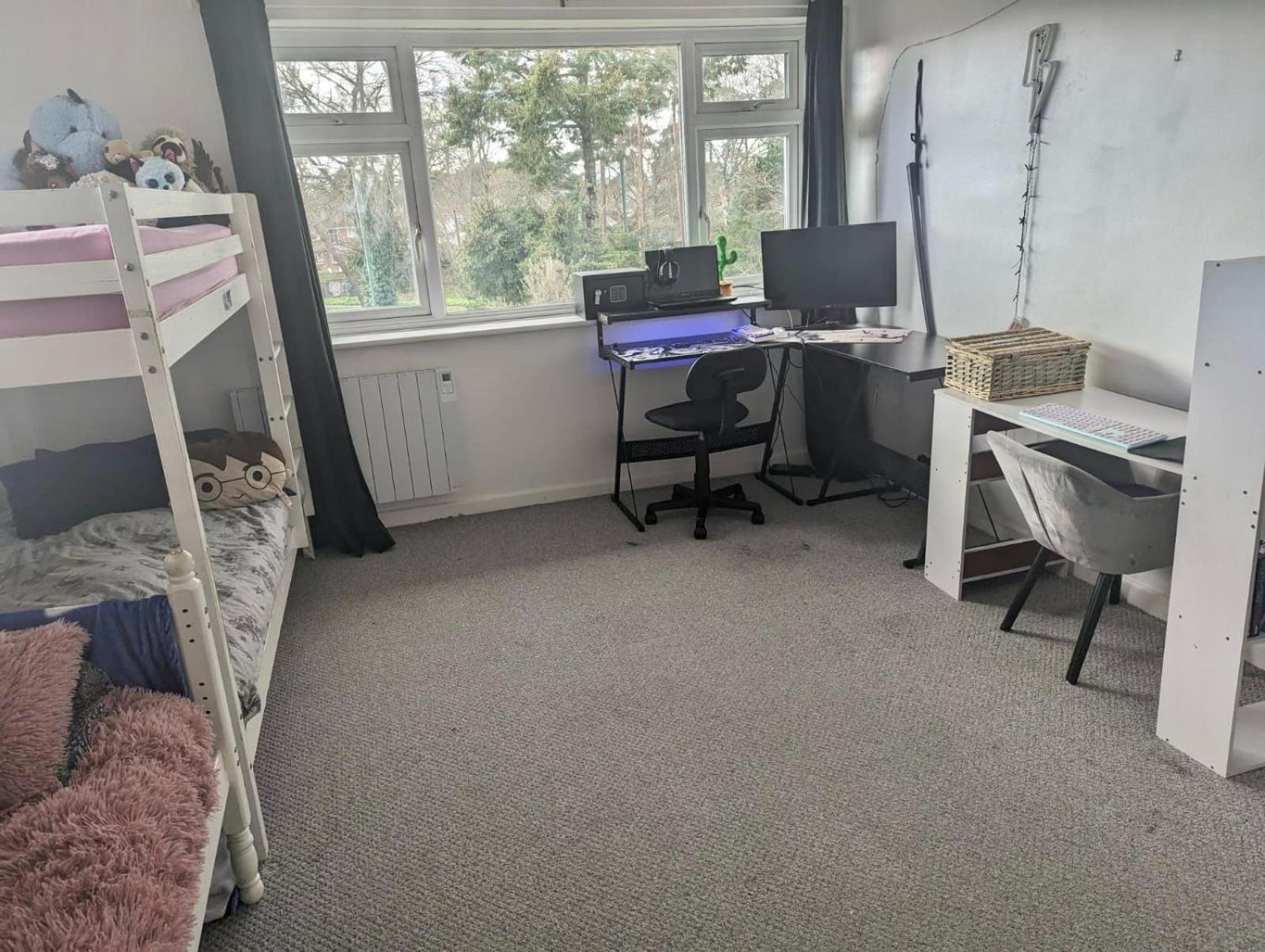 Spacious 2 Bedroom 5 People Near Apartment