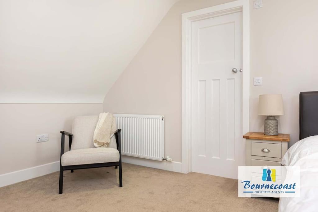 Bournecoast: Spacious Flat Near Beach/shops-fm9586