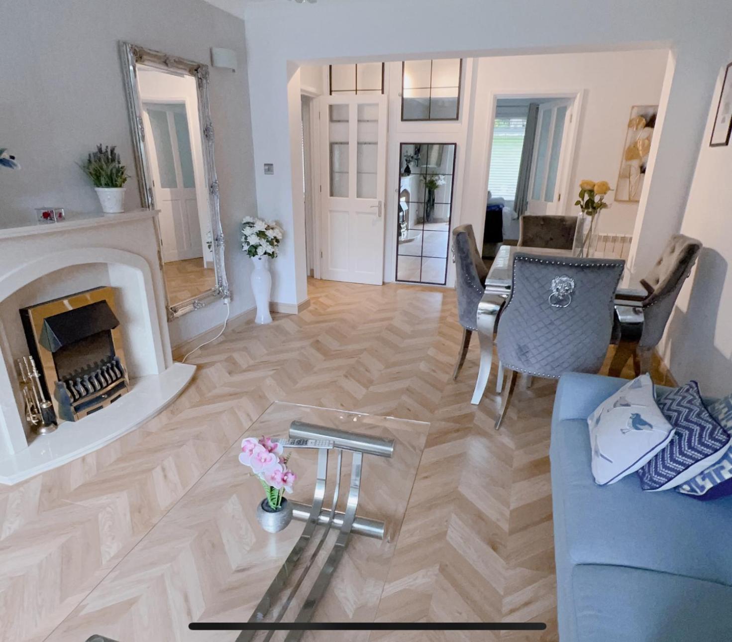 Beautiful 3 Bedroom In Apartment *