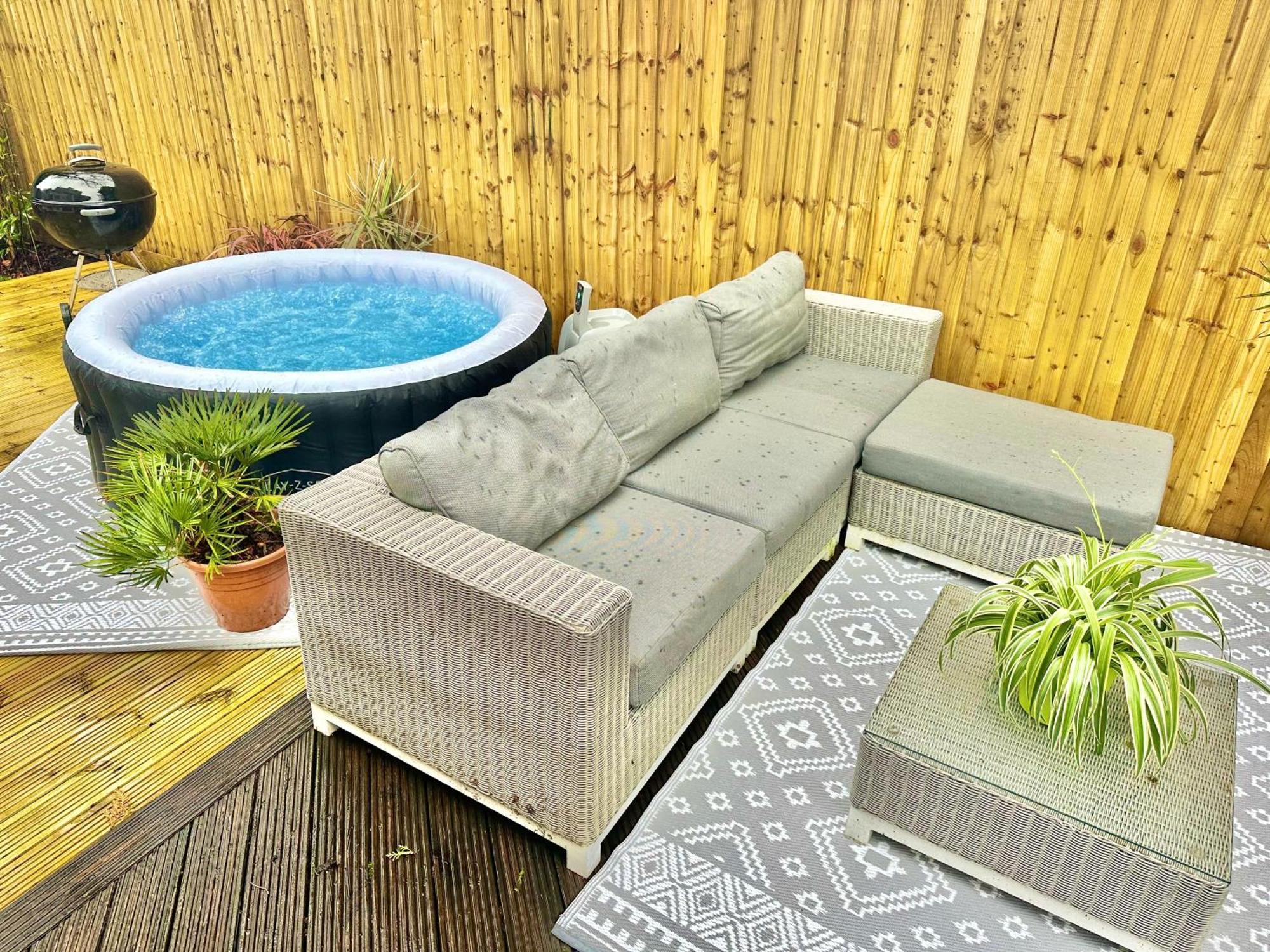 Large Family With Hot Tub - Sky Sports - Water Bed - Free Parking Holiday home *