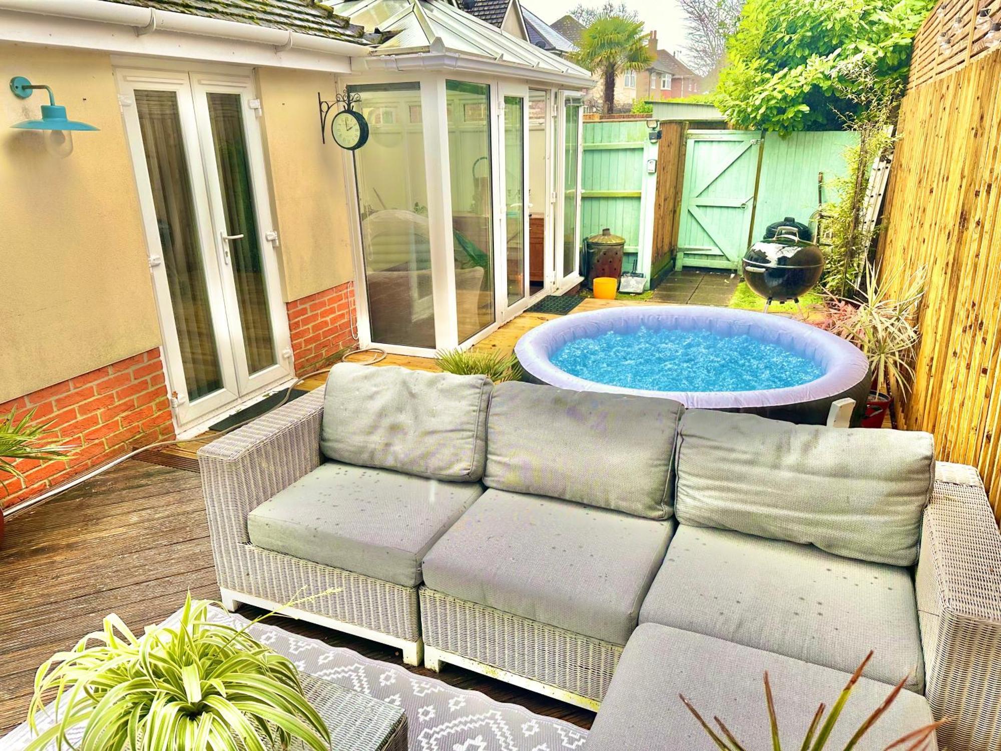 Large Family With Hot Tub - Sky Sports - Water Bed - Free Parking Holiday home Bournemouth