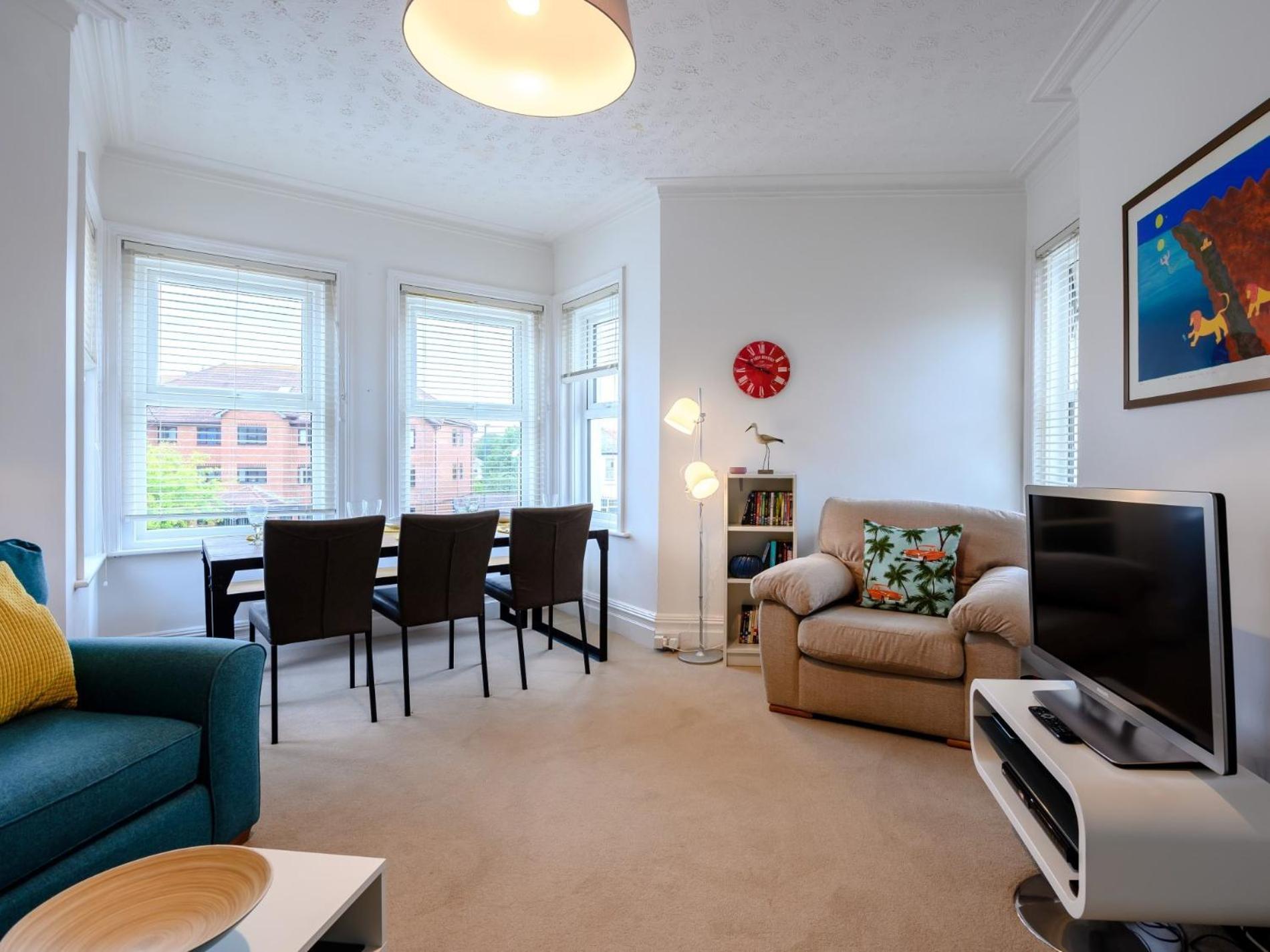 4 Bed In 78807 Bournemouth