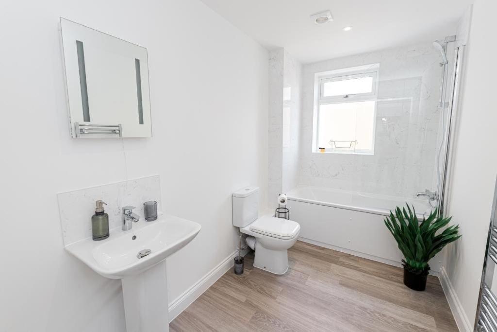 Bournecoast - Stylish Flat With Balcony - Sea Glimpses - 10 Min Walk To - Parking - Wifi - Fm8405 Apartment *
