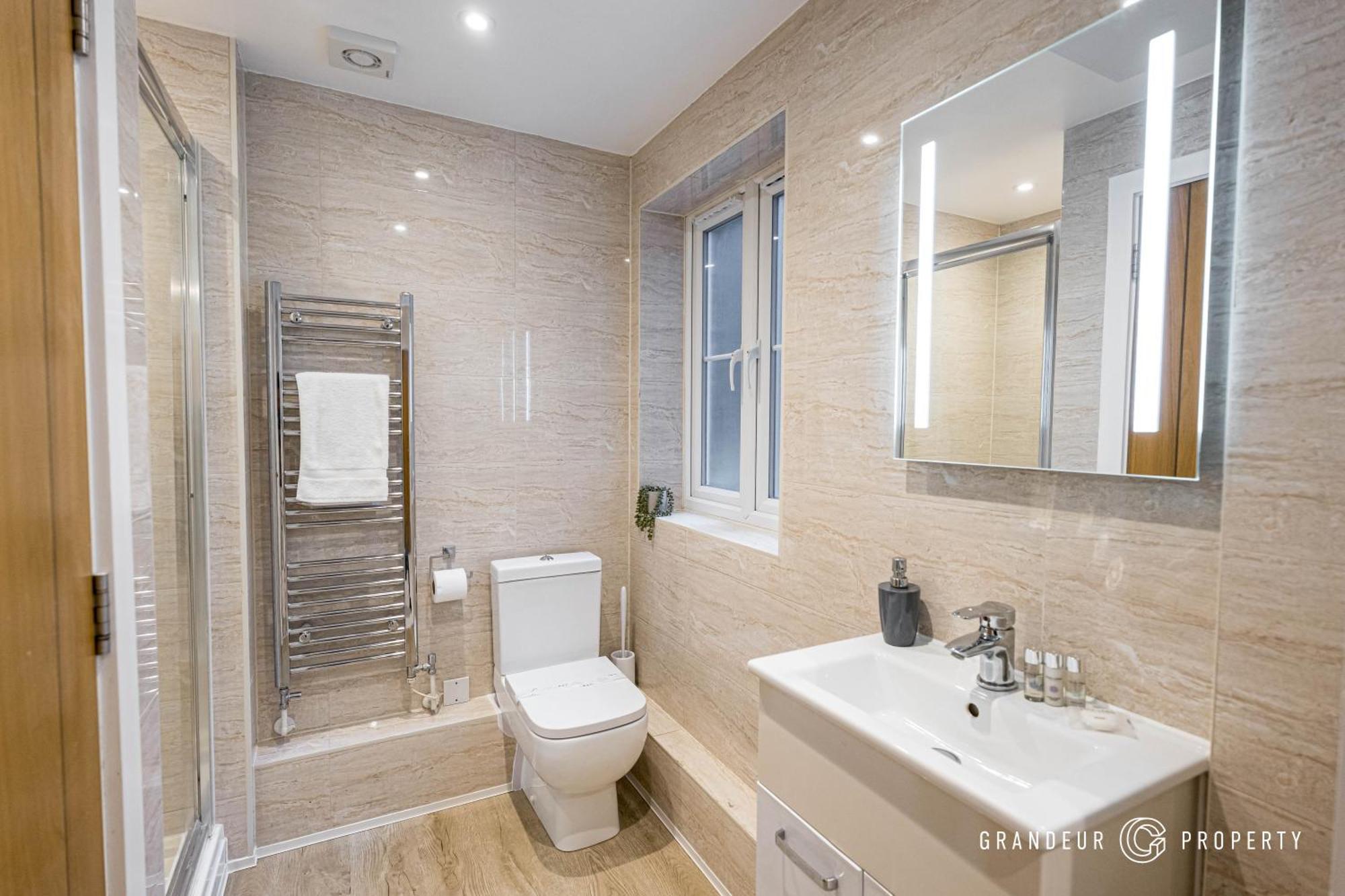 The Hideaway By Grandeur Apartment