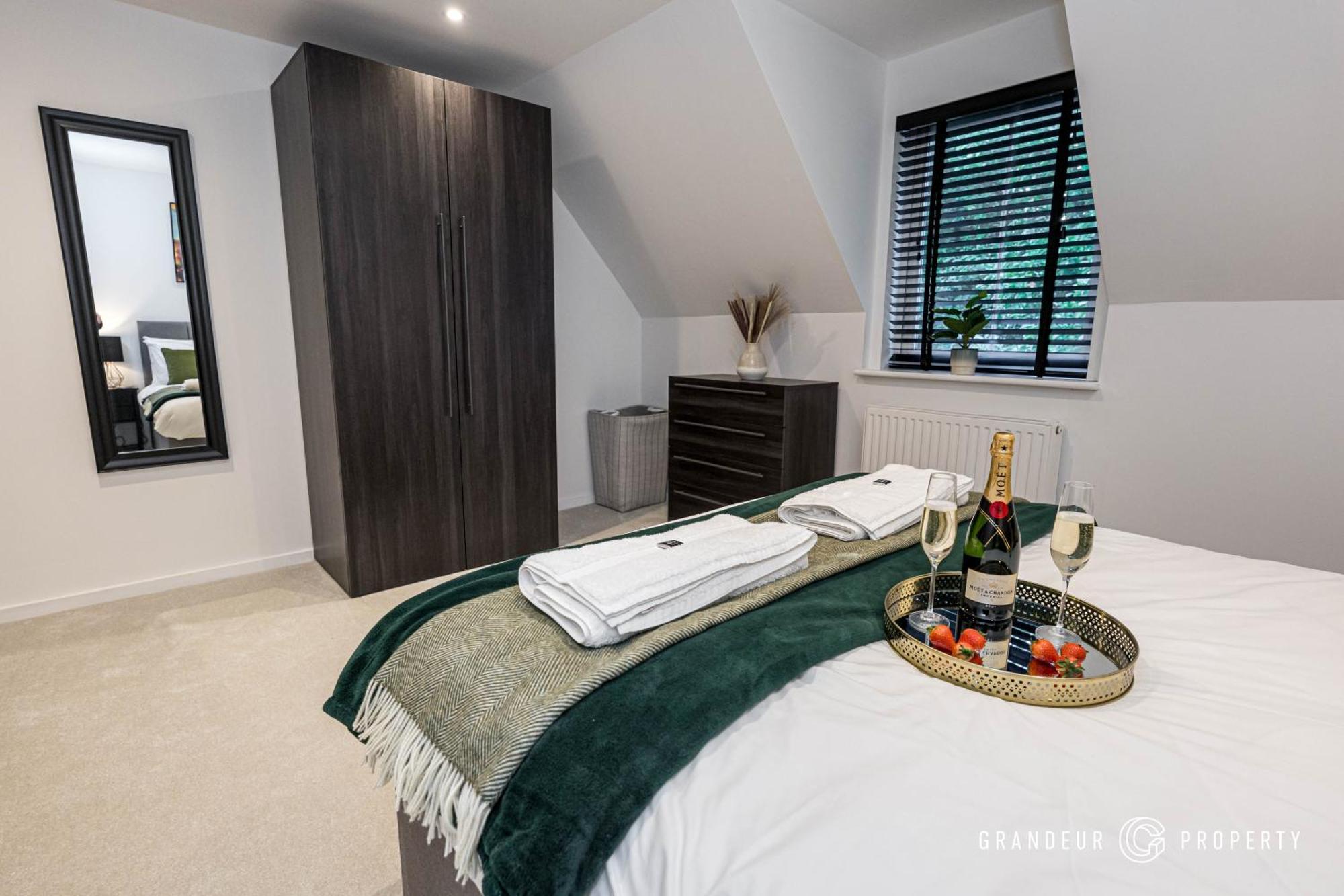 The Hideaway By Grandeur Apartment