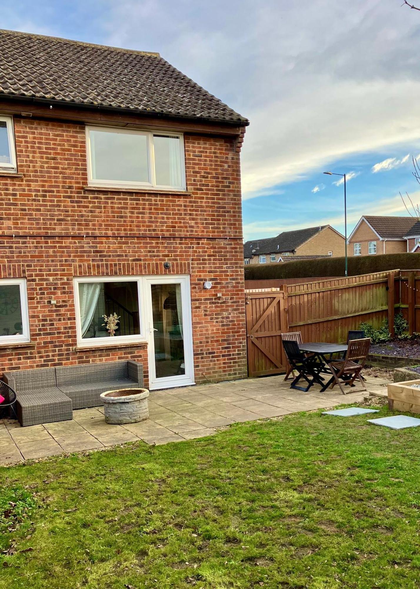 Central, Stylish & Cosy With Large Garden & Parking, Holiday home