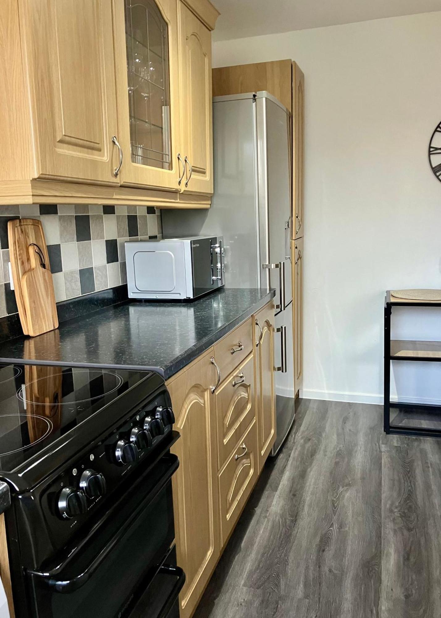 Holiday home Central, Stylish & Cosy With Large Garden & Parking, *
