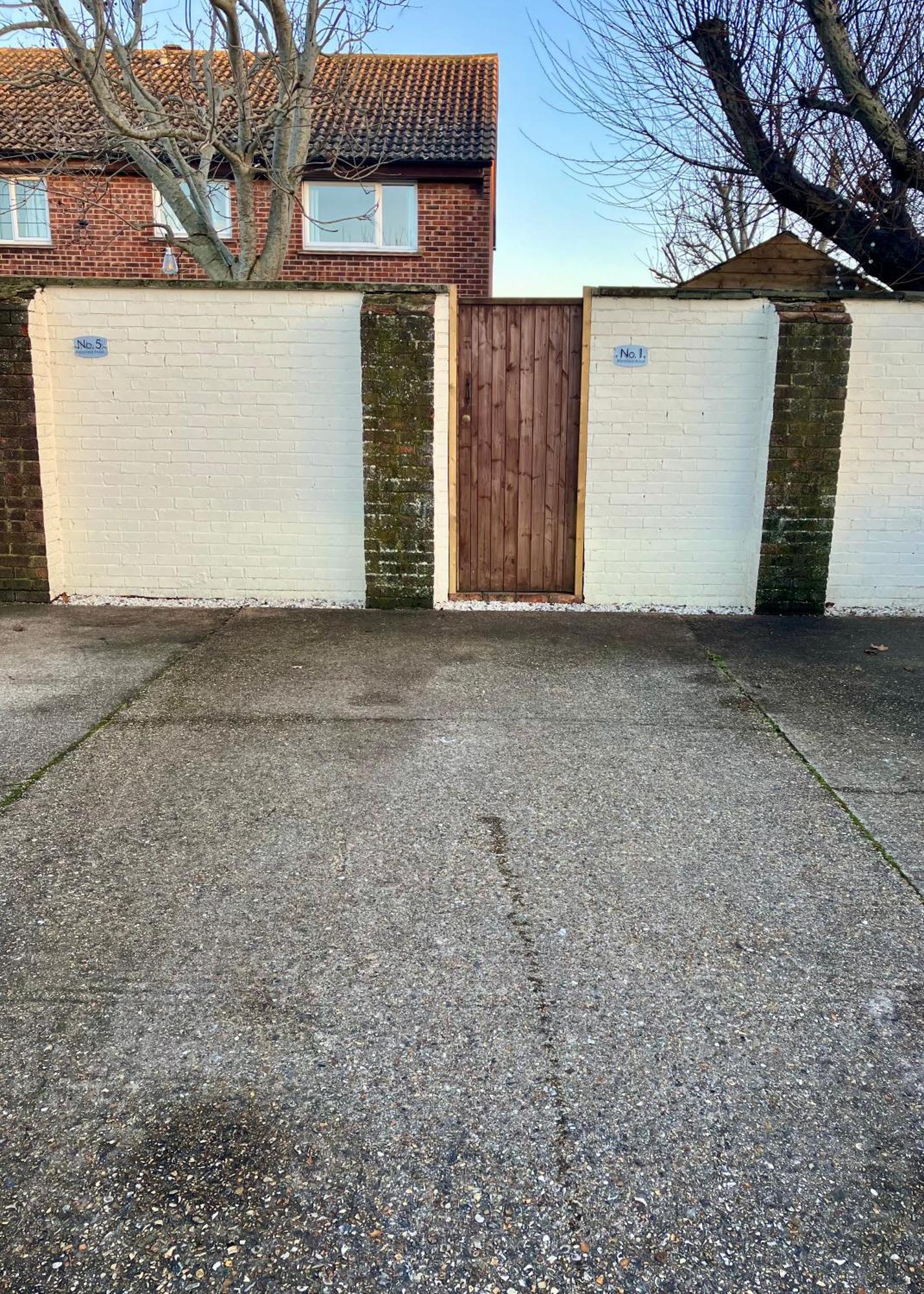 Holiday home Central, Stylish & Cosy With Large Garden & Parking,