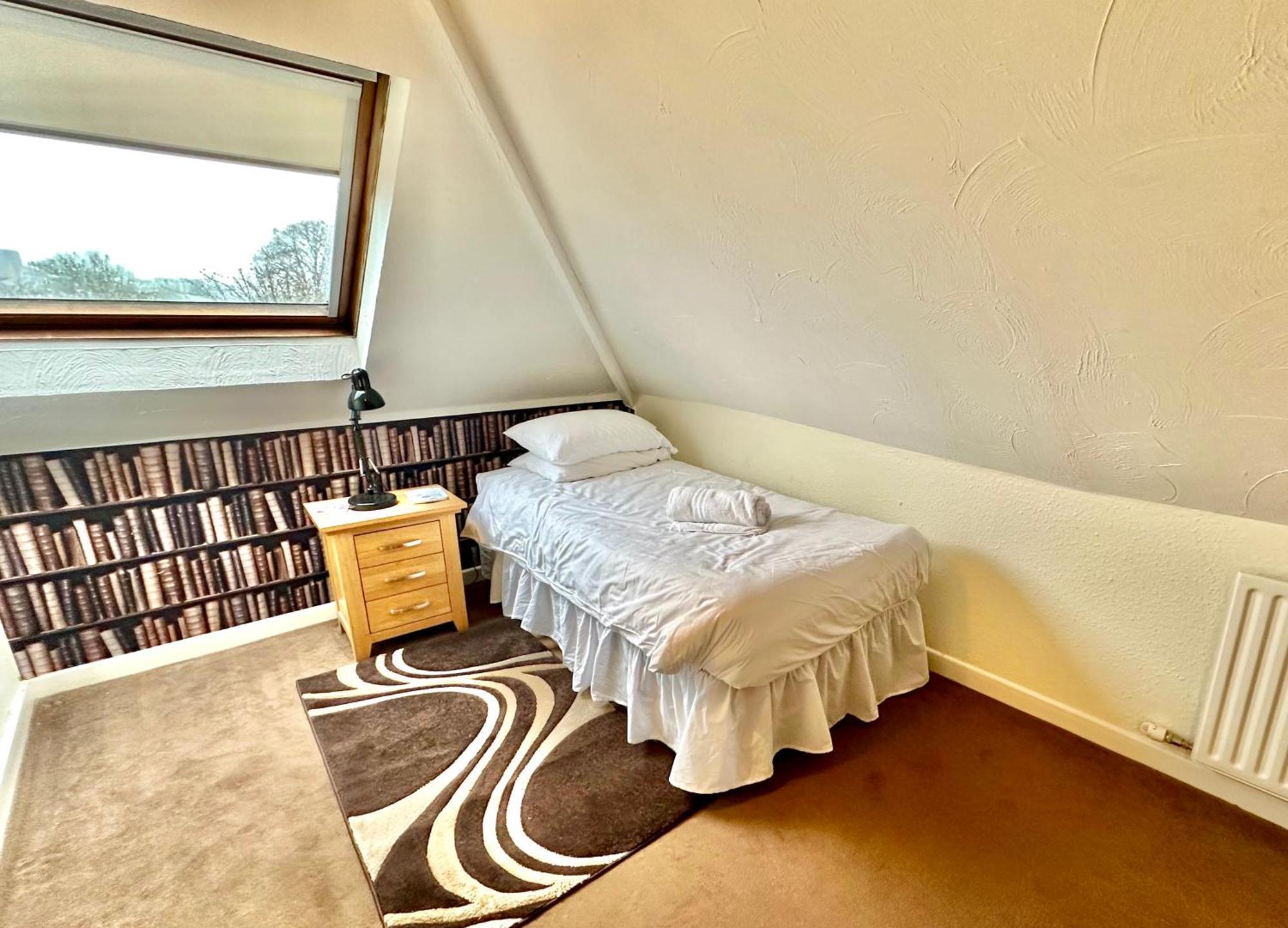 Spacious Four Bed With Parking -
