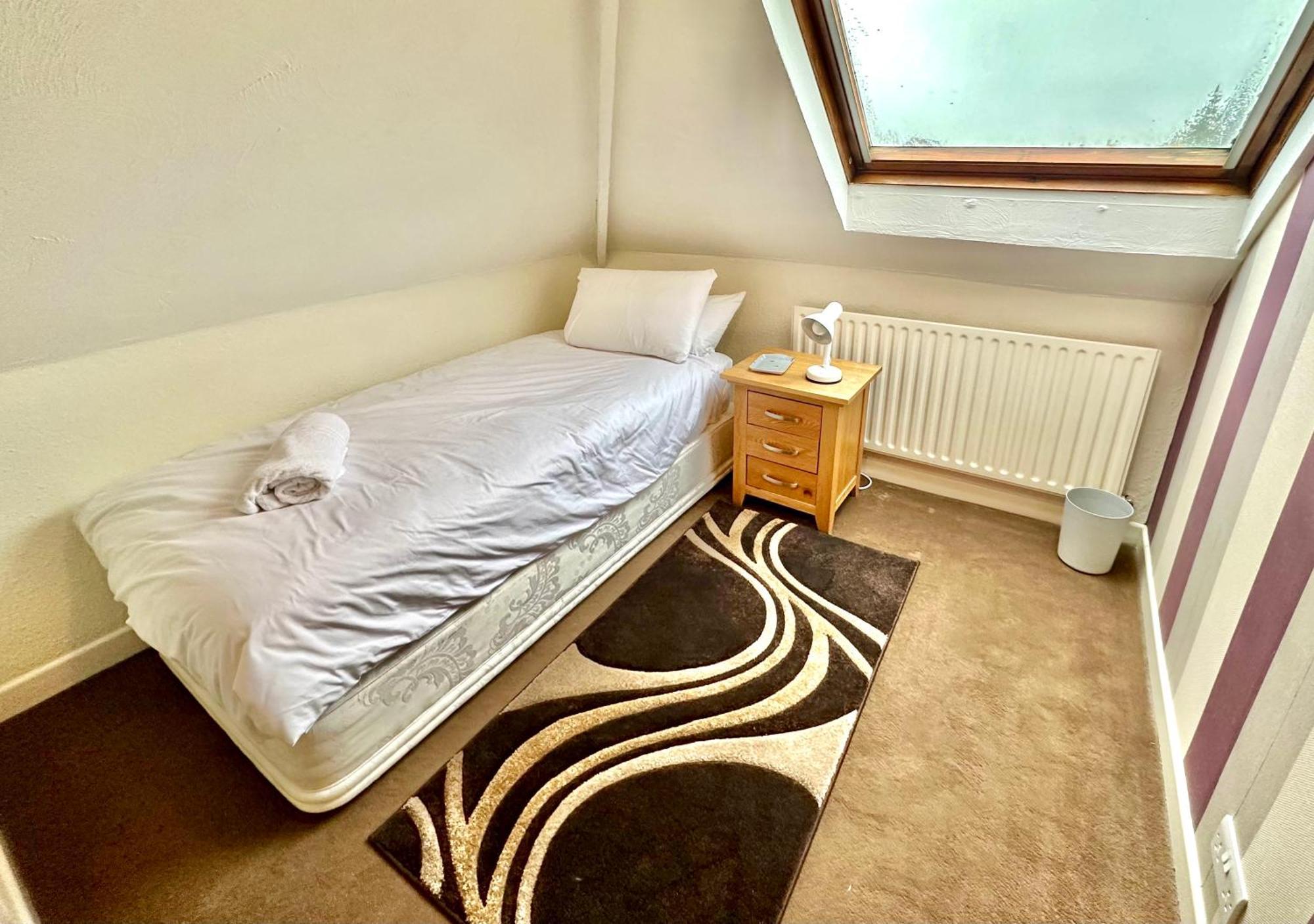 Spacious Four Bed With Parking - Bournemouth