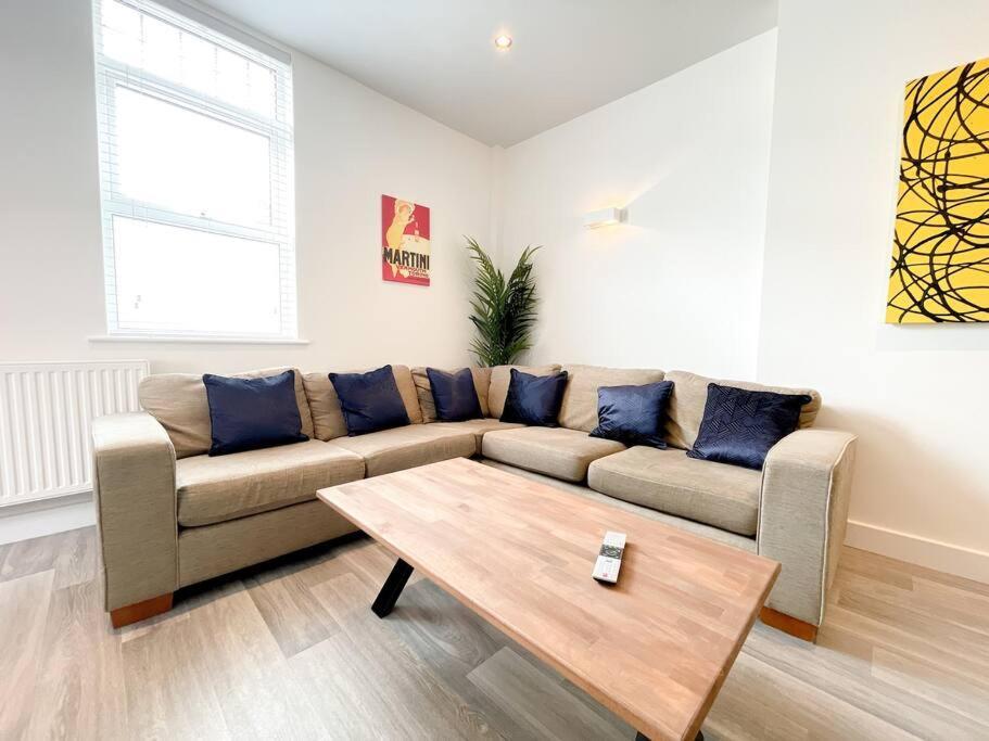Stylish 4 Bedroom With Parking Apartment