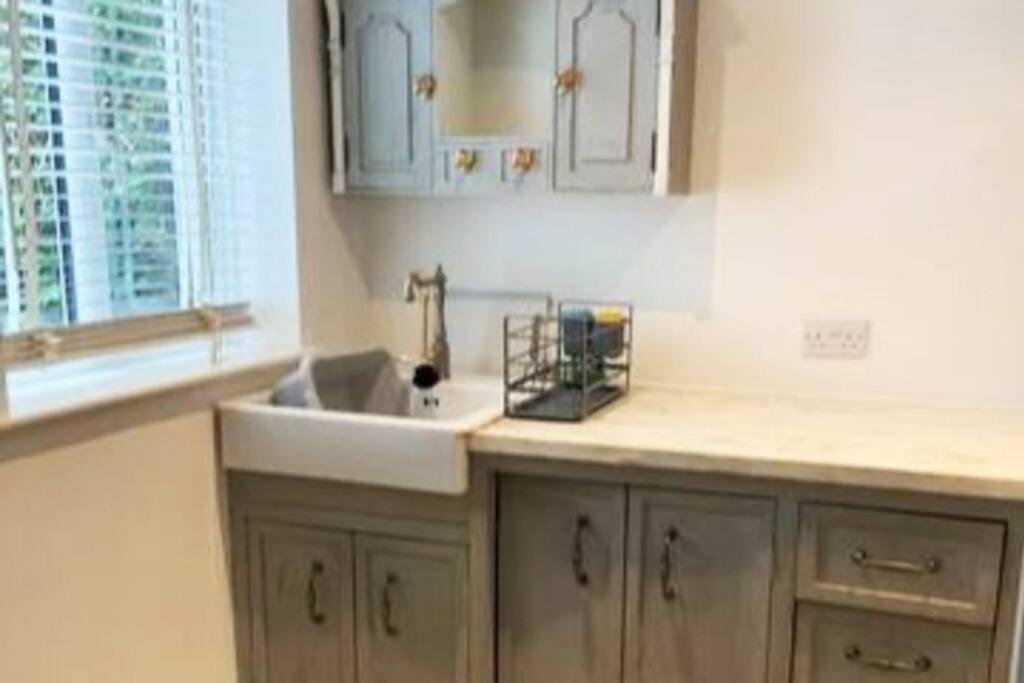 Beautiful 1 Bed Annex, Near And Shops Apartment *