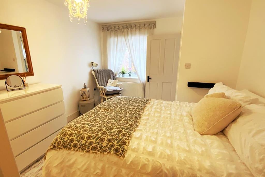 Beautiful 1 Bed Annex, Near And Shops Apartment