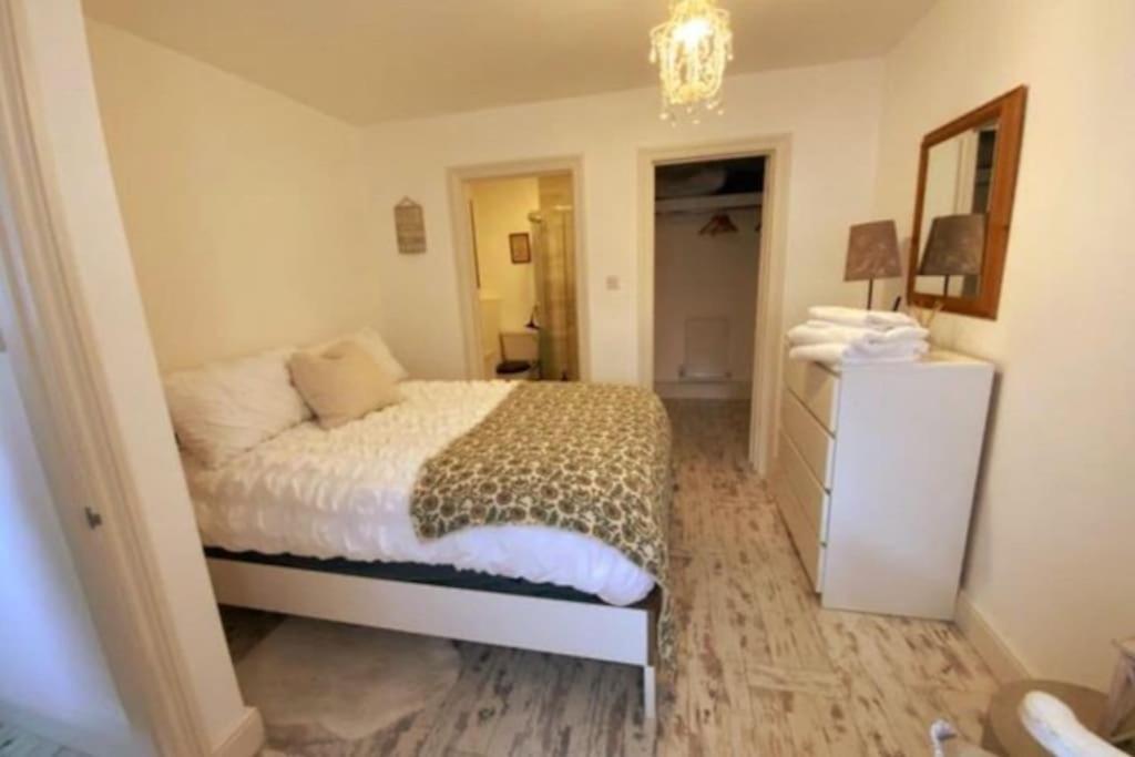 Beautiful 1 Bed Annex, Near And Shops Apartment