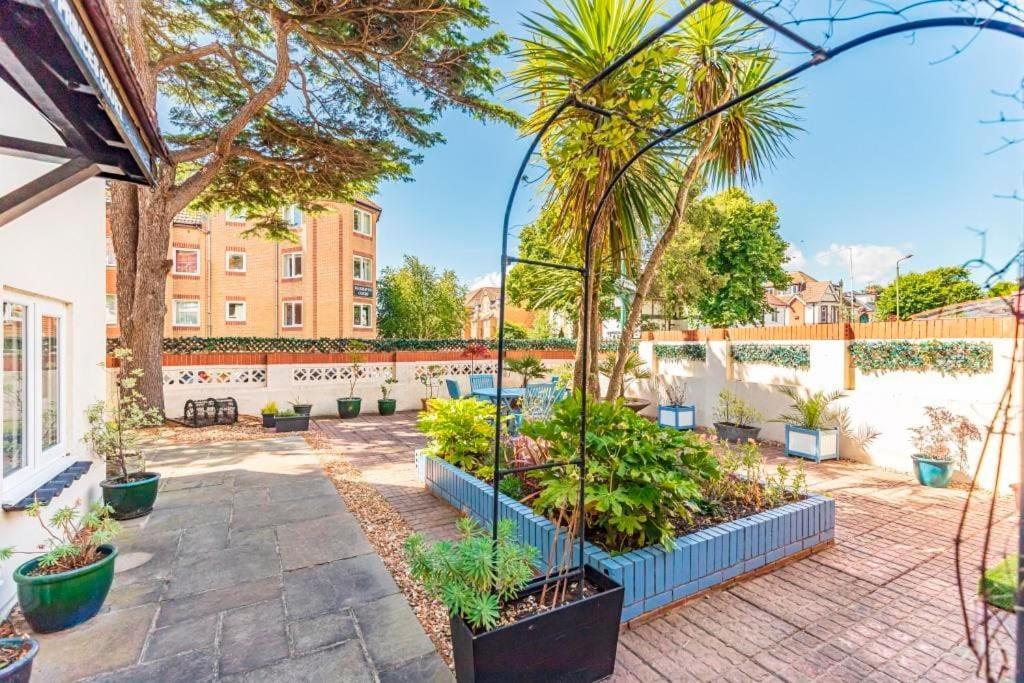 Bournecoast: Patio Garden - Parking - Wifi -fm8455 Bournemouth
