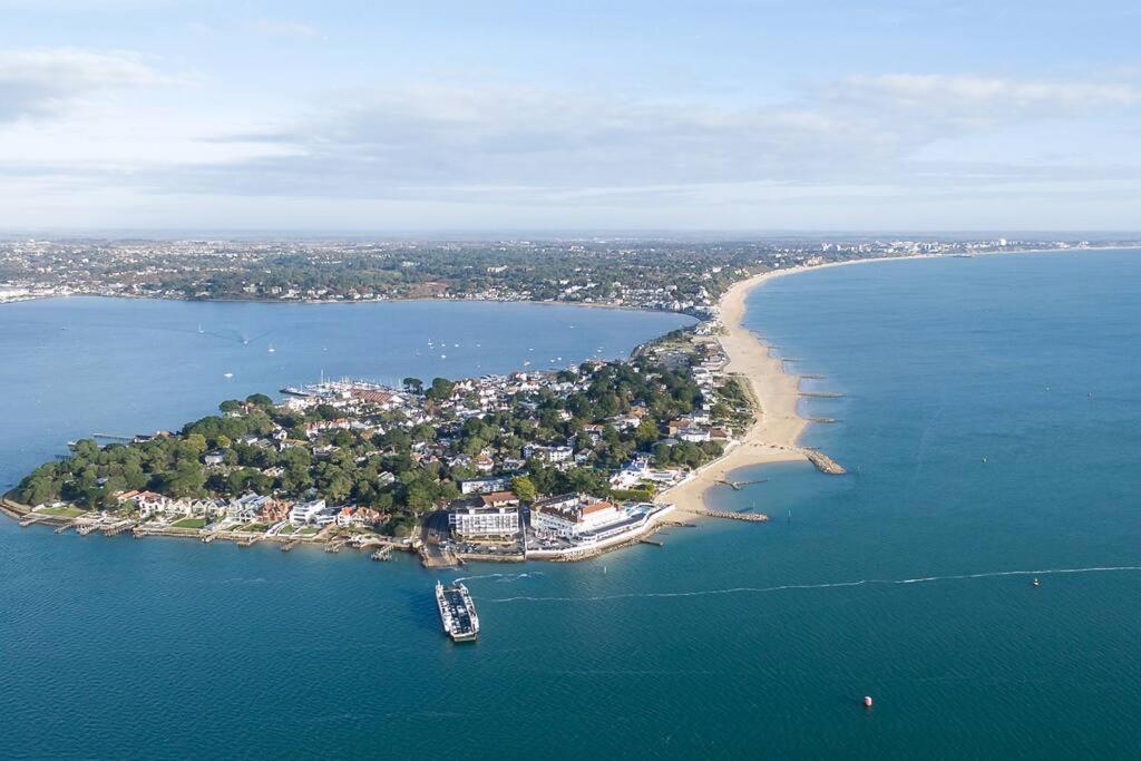 Bournecoast: Patio Garden - Parking - Wifi -fm8455 * Bournemouth