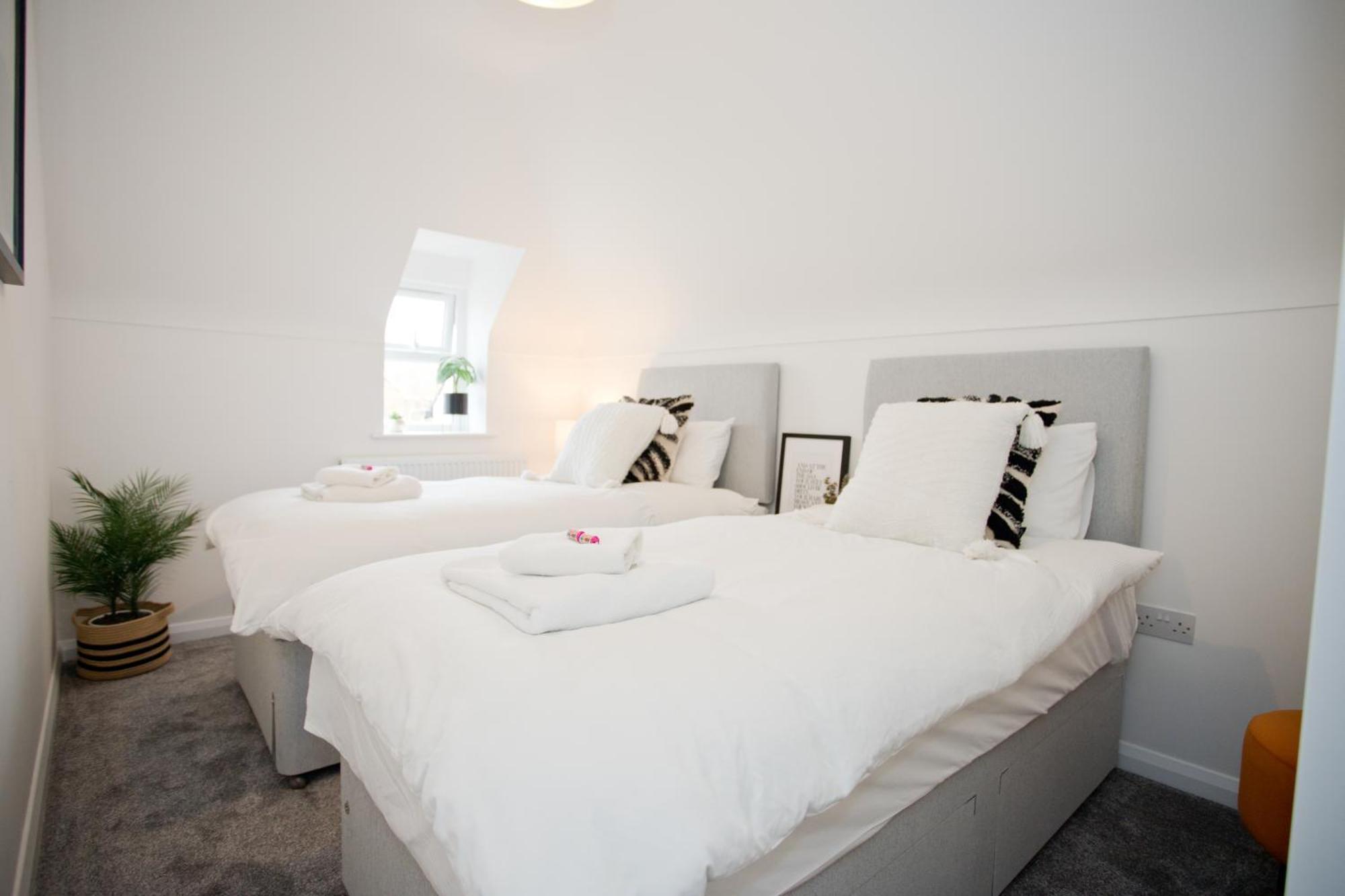 Stylish 2 Bedroom - Parking - 5 Mins Walk To Apartment