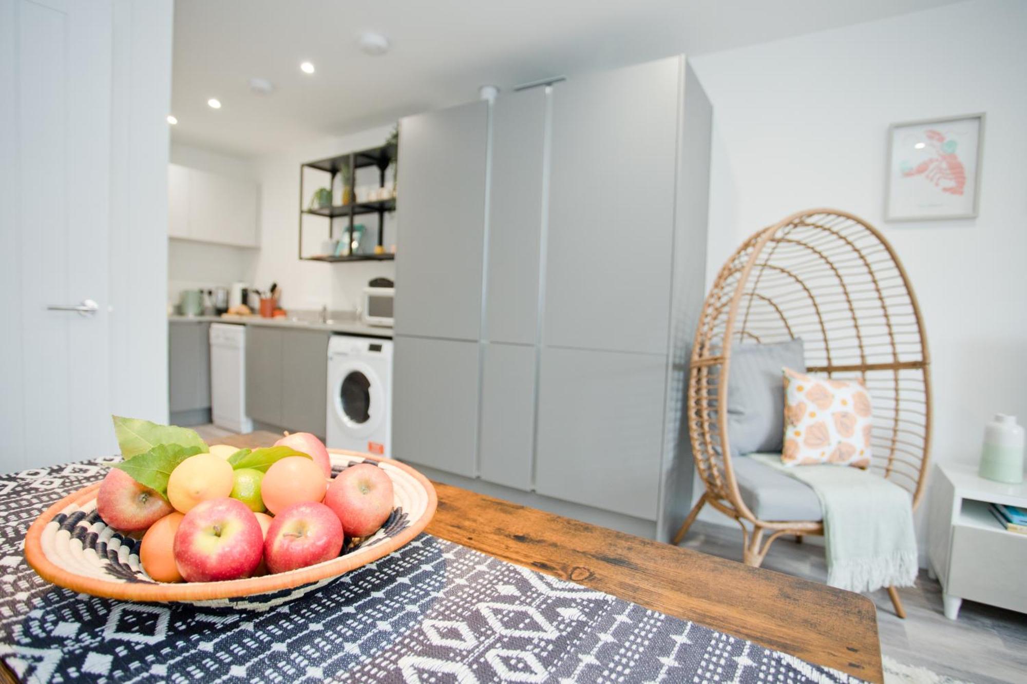 Stylish 2 Bedroom - Parking - 5 Mins Walk To Apartment *