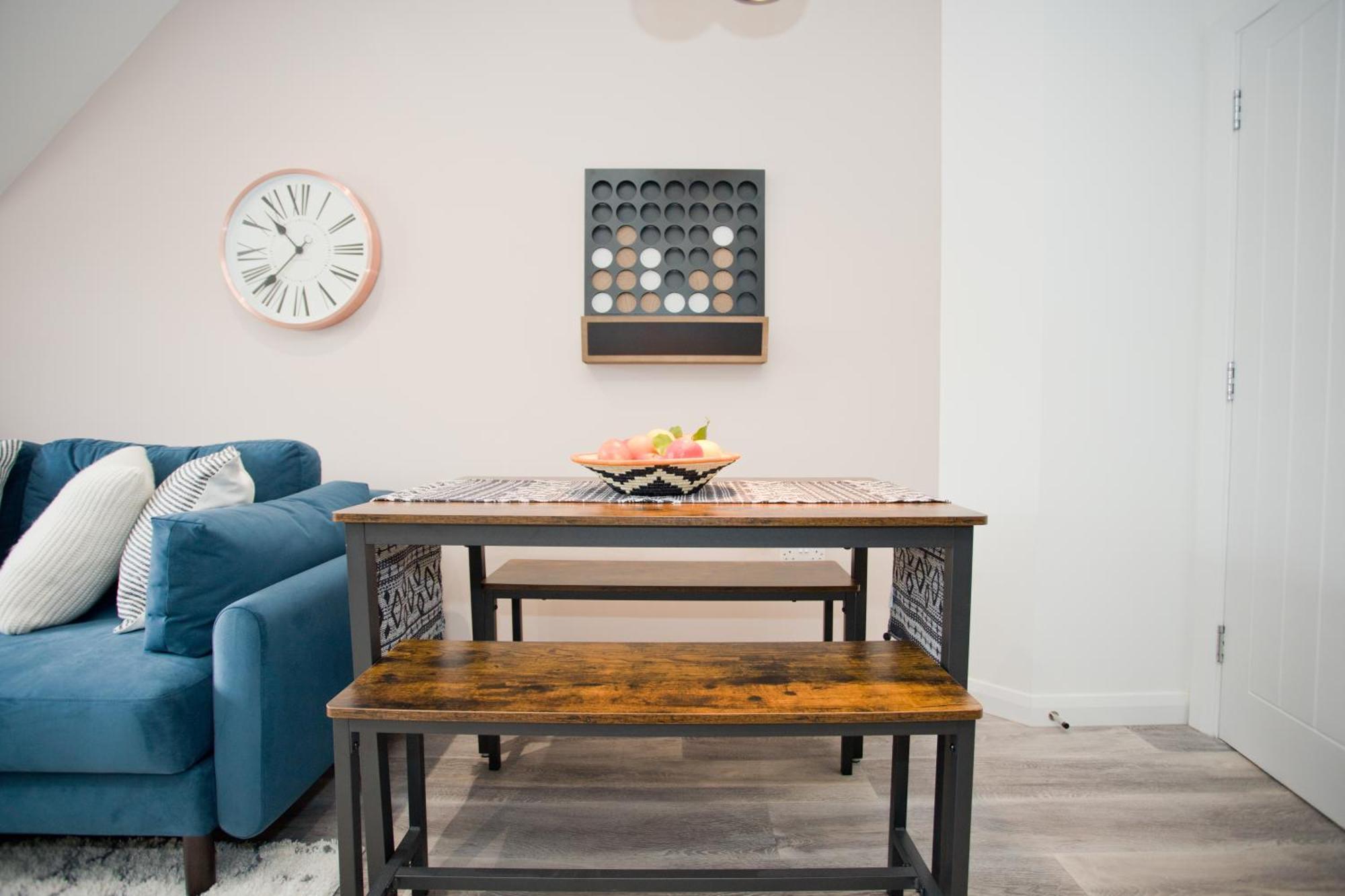 Stylish 2 Bedroom - Parking - 5 Mins Walk To Apartment