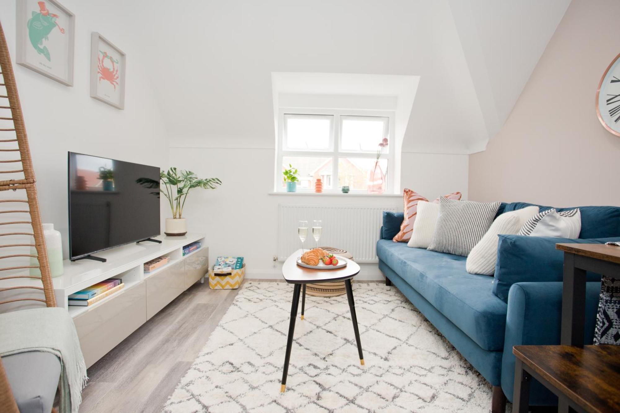 Stylish 2 Bedroom - Parking - 5 Mins Walk To * Bournemouth
