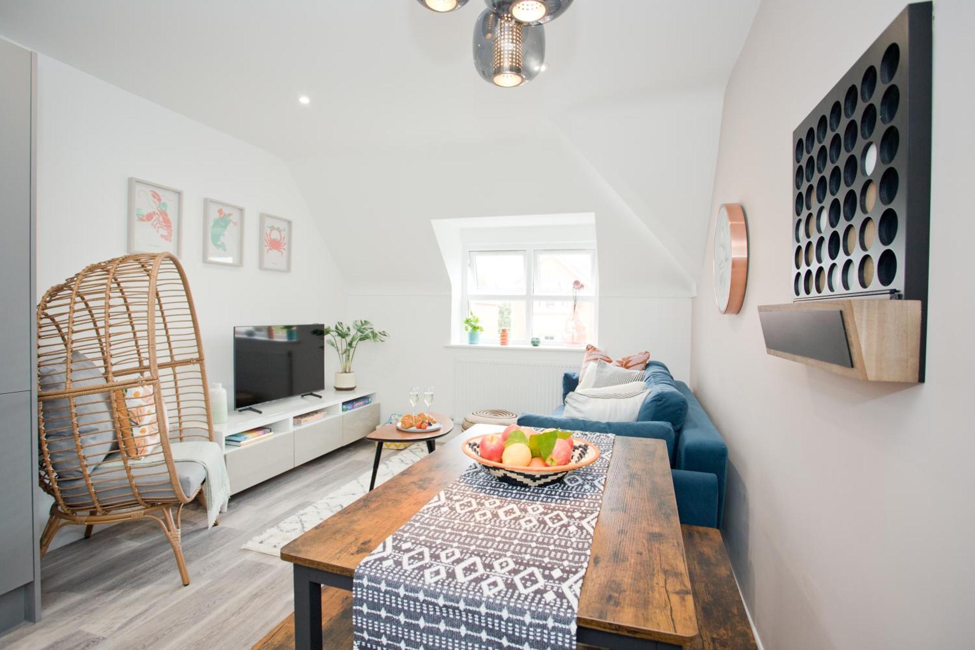 Stylish 2 Bedroom - Parking - 5 Mins Walk To Apartment *