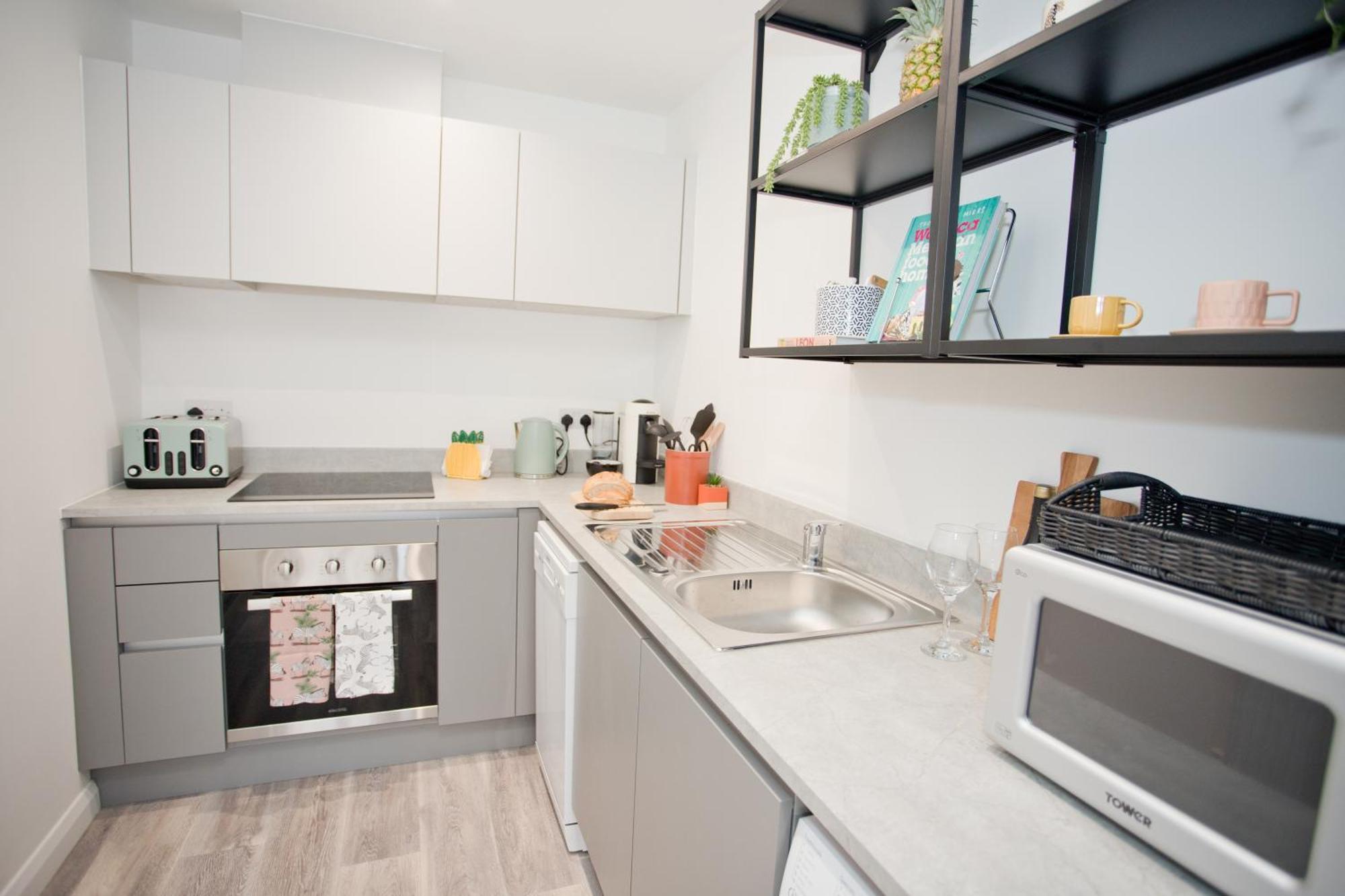 Stylish 2 Bedroom - Parking - 5 Mins Walk To