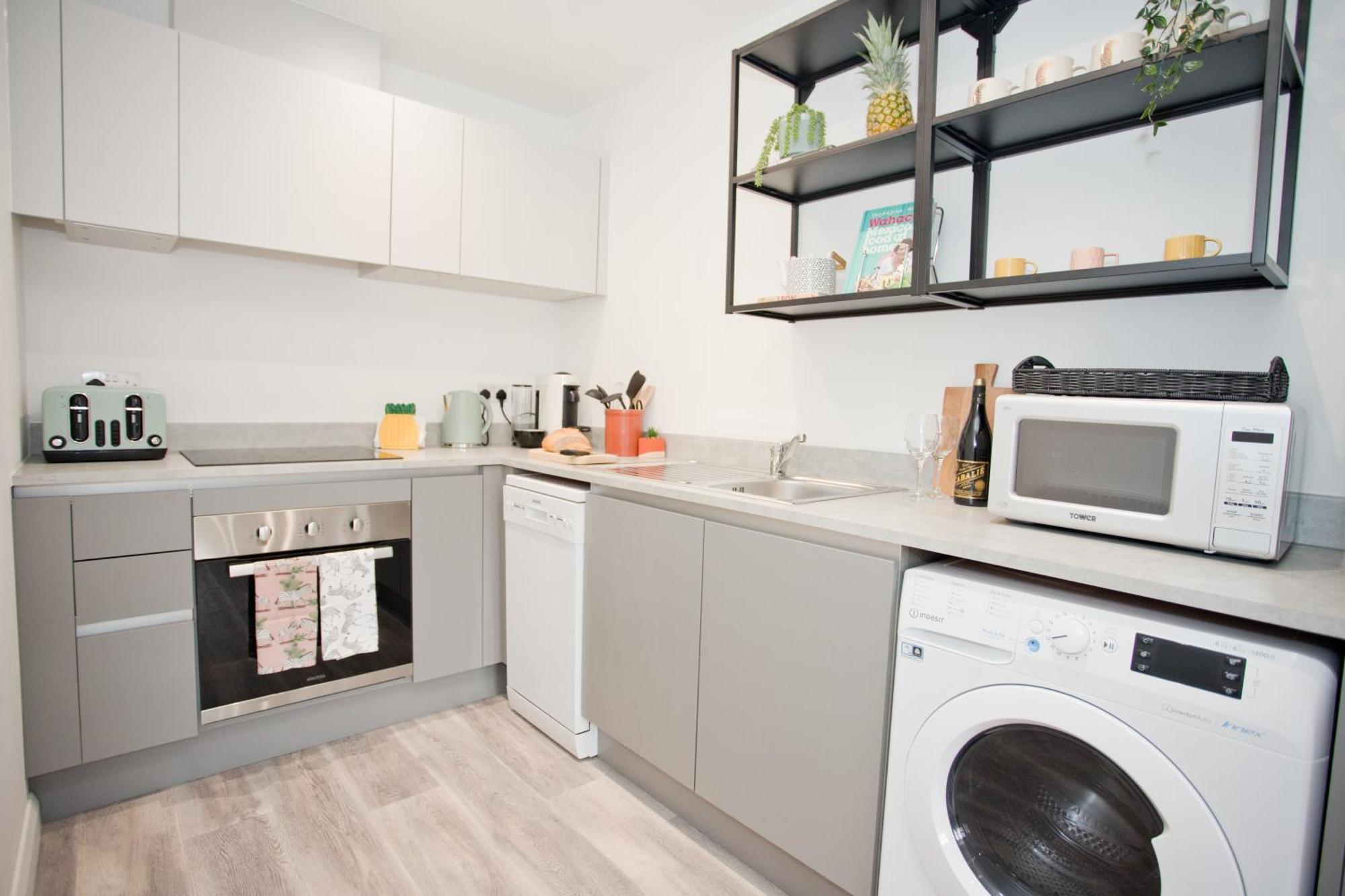 Stylish 2 Bedroom - Parking - 5 Mins Walk To Bournemouth