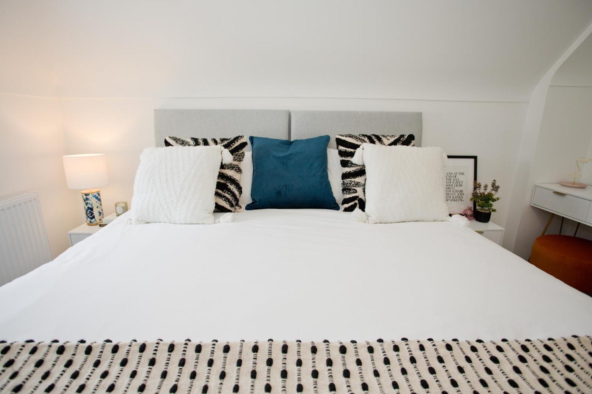 Apartment Stylish 2 Bedroom - Parking - 5 Mins Walk To *