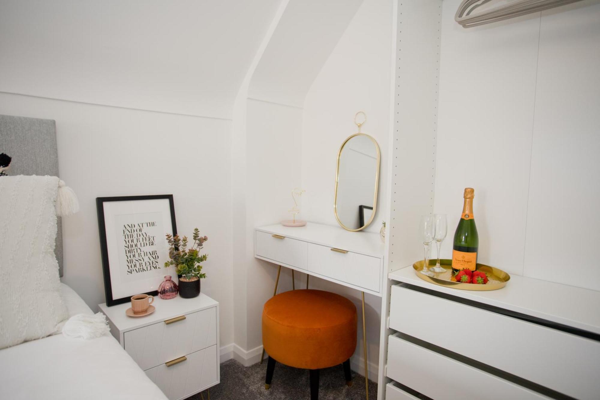 Stylish 2 Bedroom - Parking - 5 Mins Walk To Apartment *
