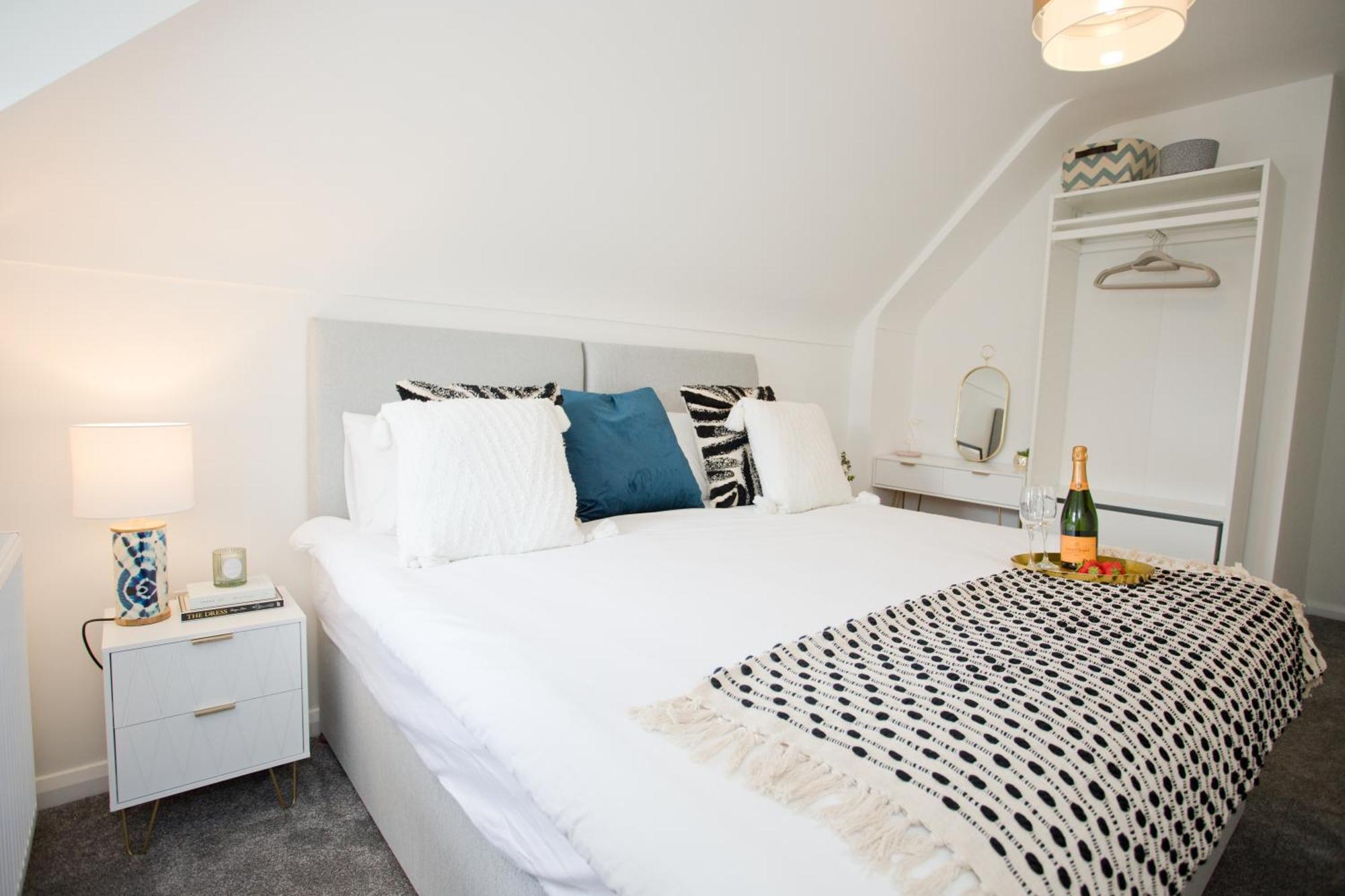 Stylish 2 Bedroom - Parking - 5 Mins Walk To Apartment