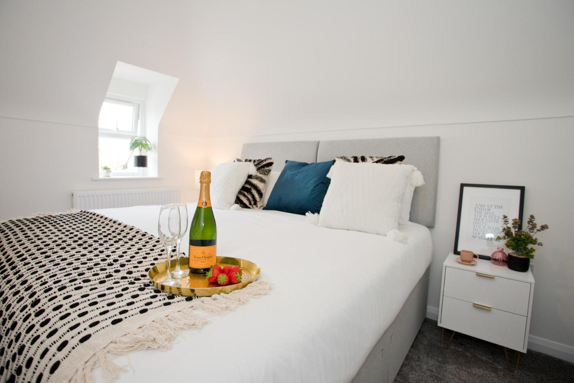 Apartment Stylish 2 Bedroom - Parking - 5 Mins Walk To Bournemouth