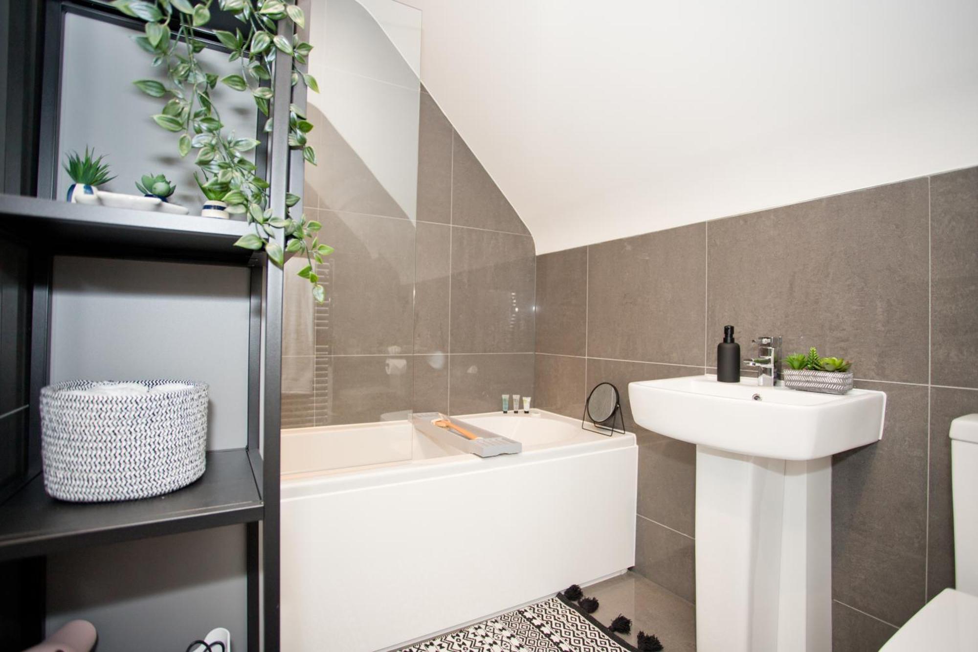 Stylish 2 Bedroom - Parking - 5 Mins Walk To