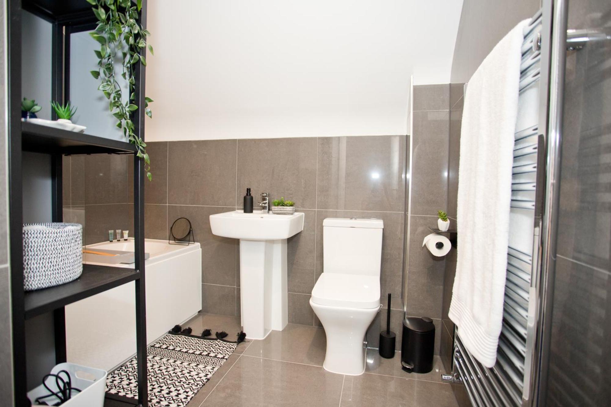 Stylish 2 Bedroom - Parking - 5 Mins Walk To *