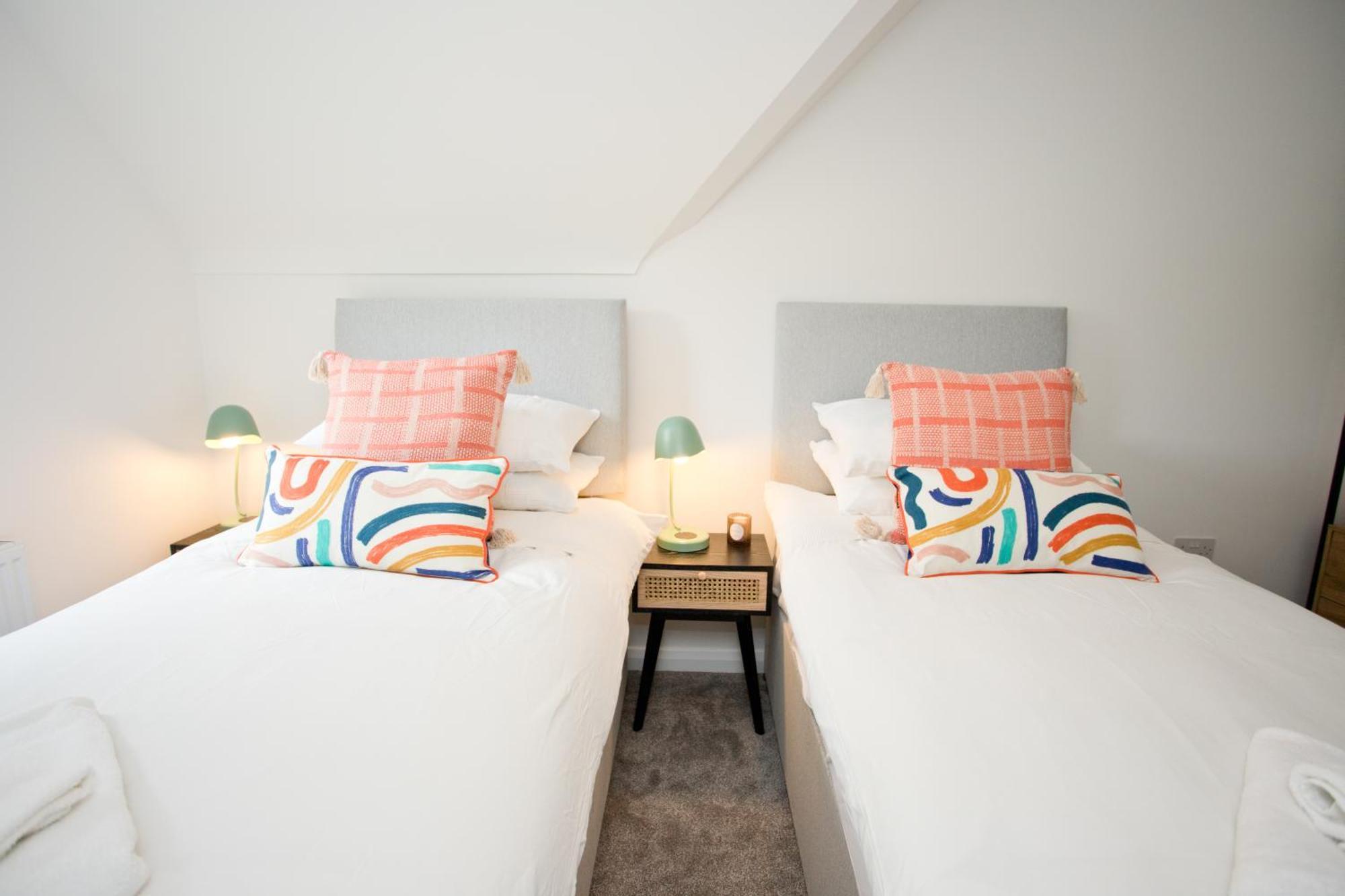 Apartment Stylish 2 Bedroom - Parking - 5 Mins Walk To