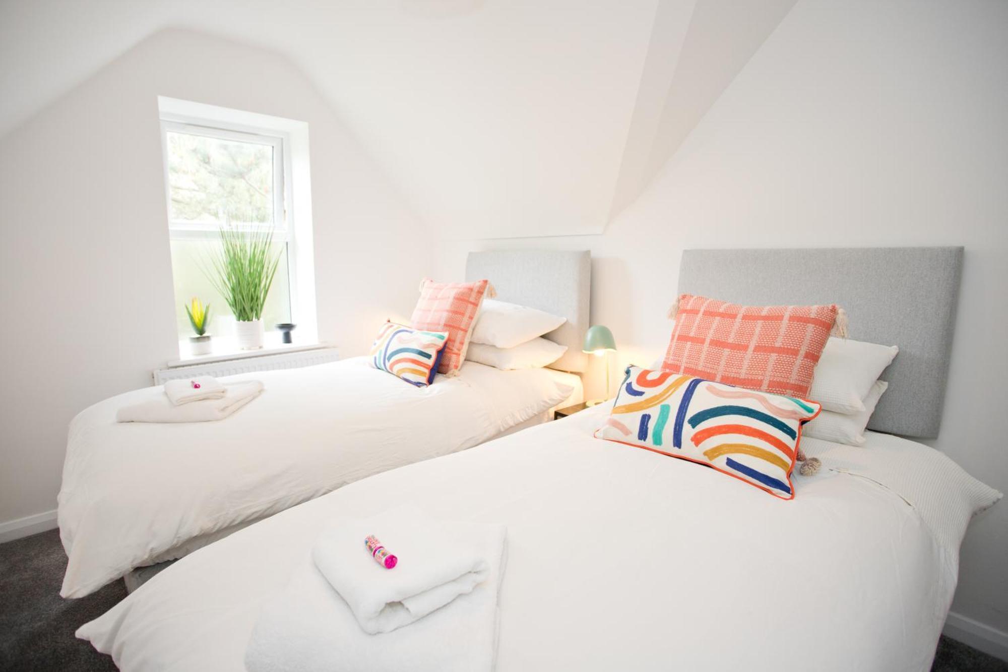 Stylish 2 Bedroom - Parking - 5 Mins Walk To Apartment