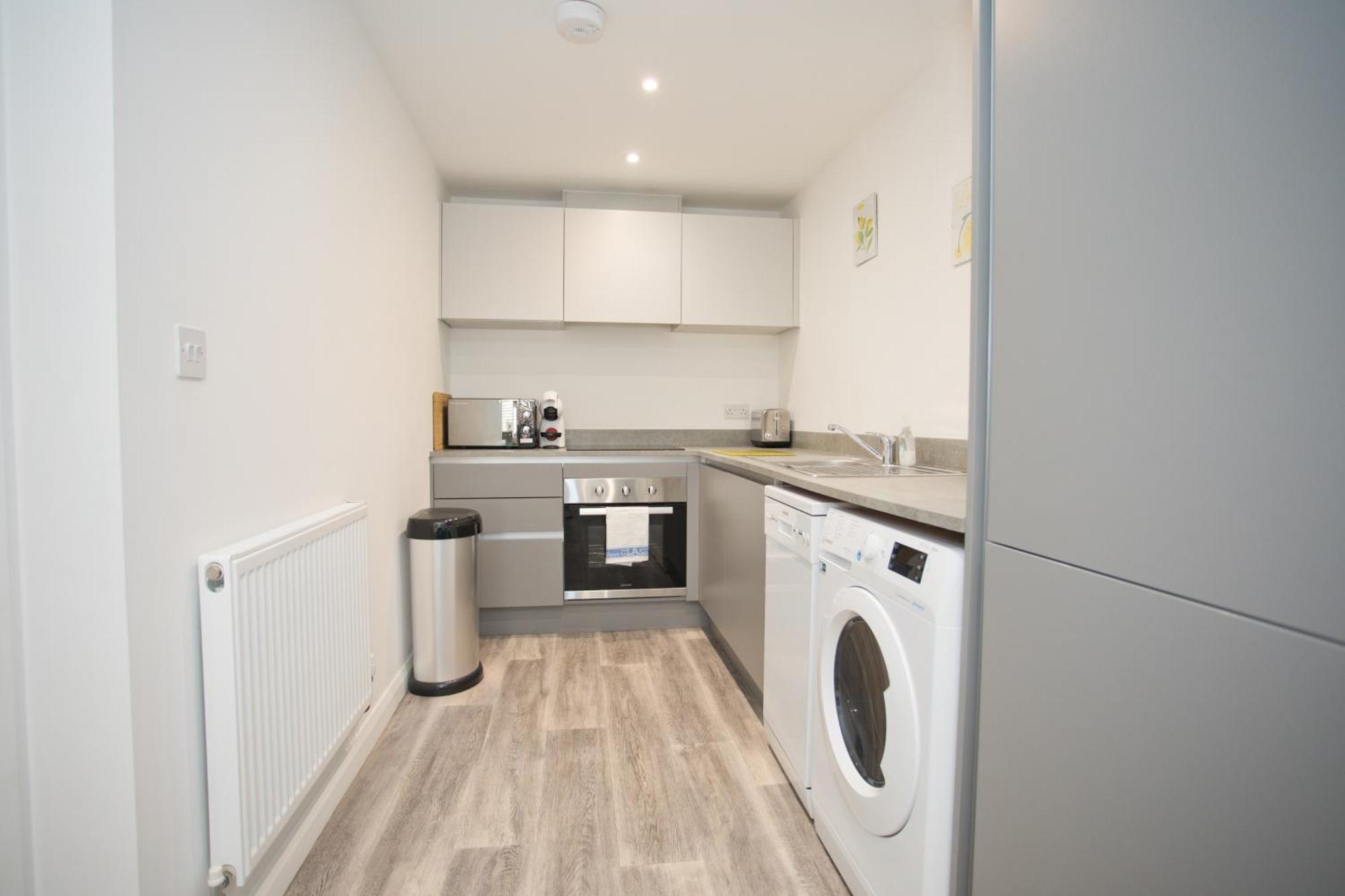Sea Air - 2 Bedrooms - Parking - Mins To Apartment