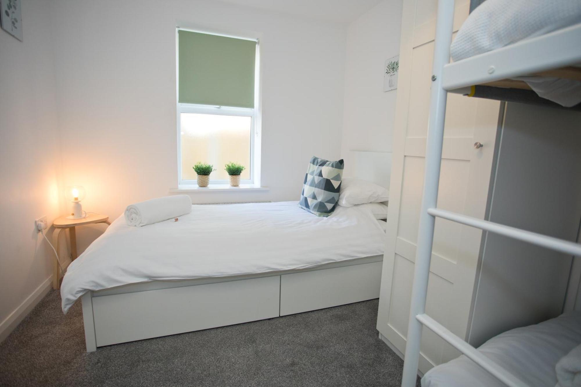 Sea Air - 2 Bedrooms - Parking - Mins To *