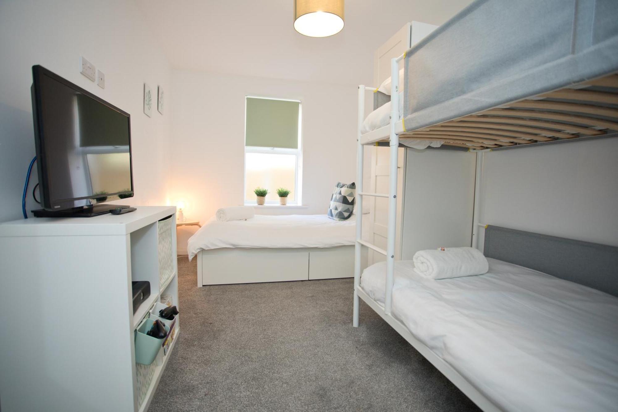 Sea Air - 2 Bedrooms - Parking - Mins To