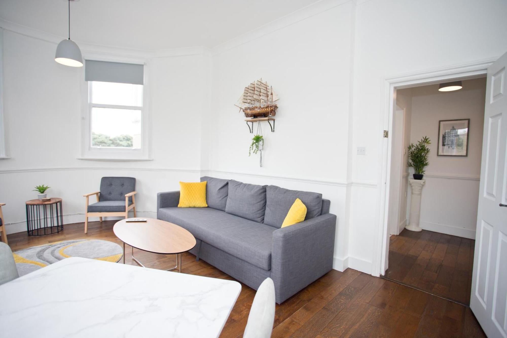 Town Centre Large 2 Bedroom - - Parking *