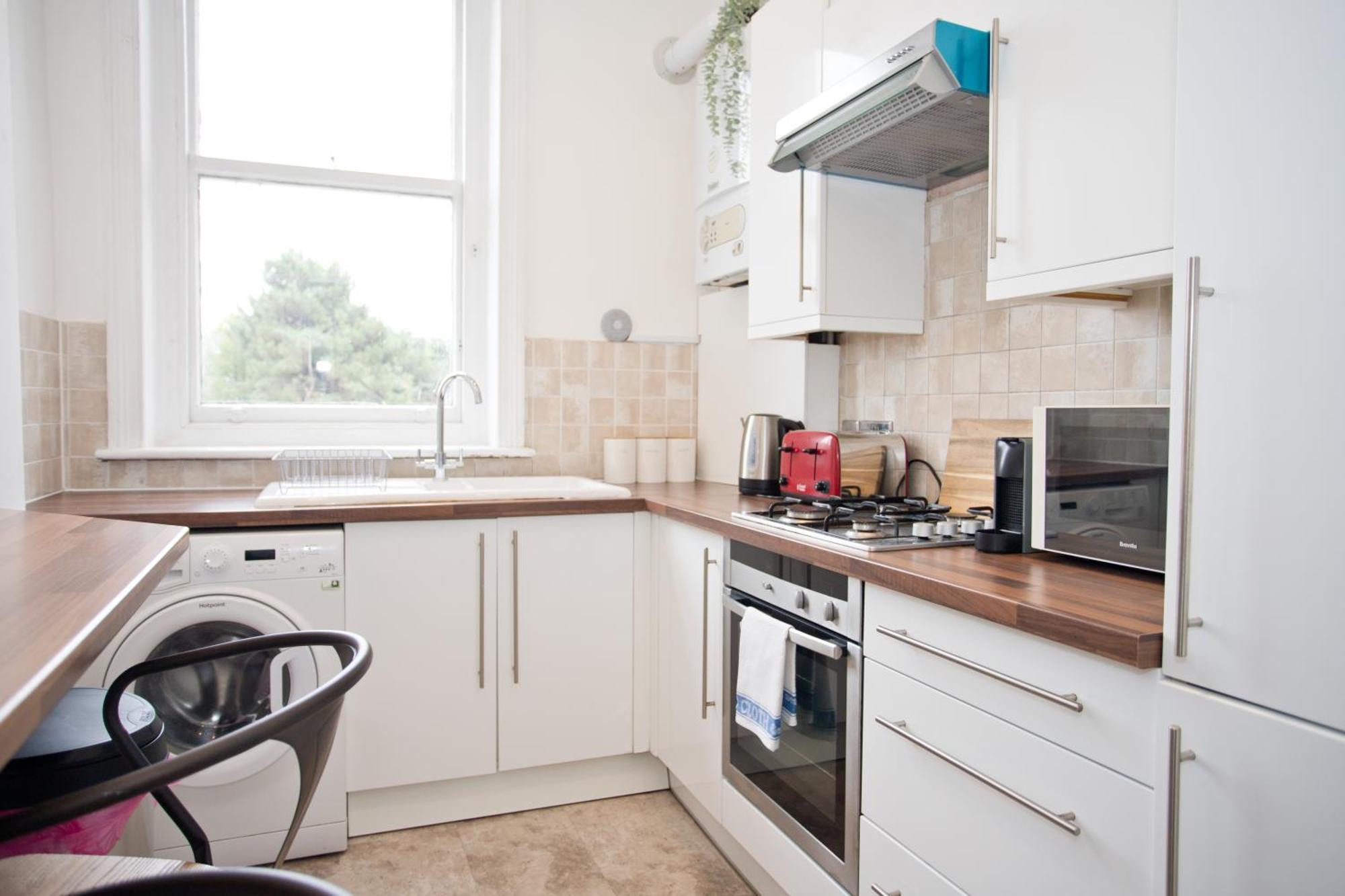 Town Centre Large 2 Bedroom - - Parking *