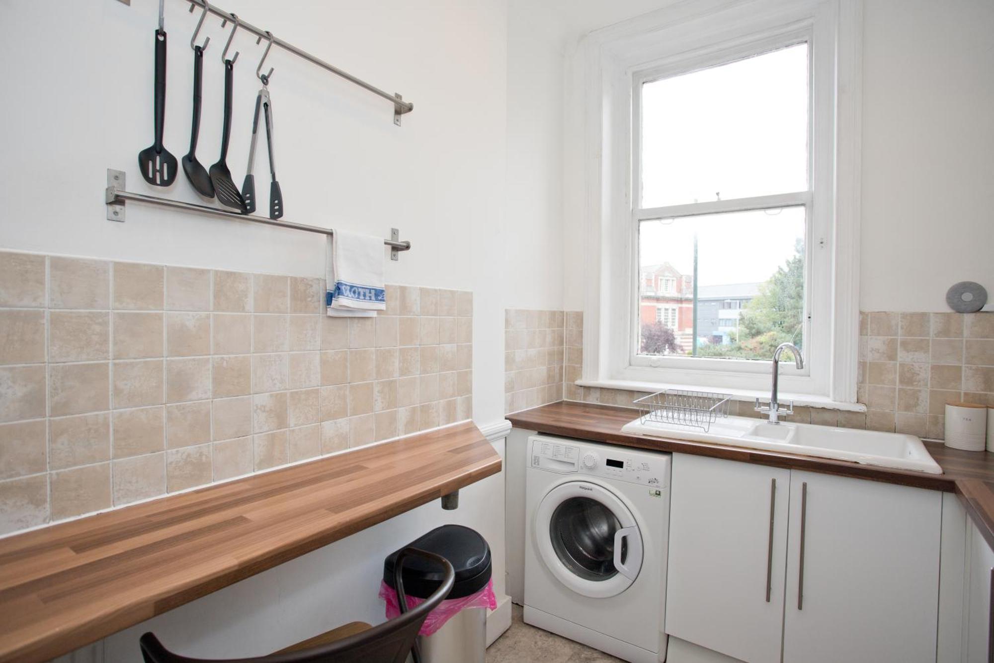 Town Centre Large 2 Bedroom - - Parking * Bournemouth