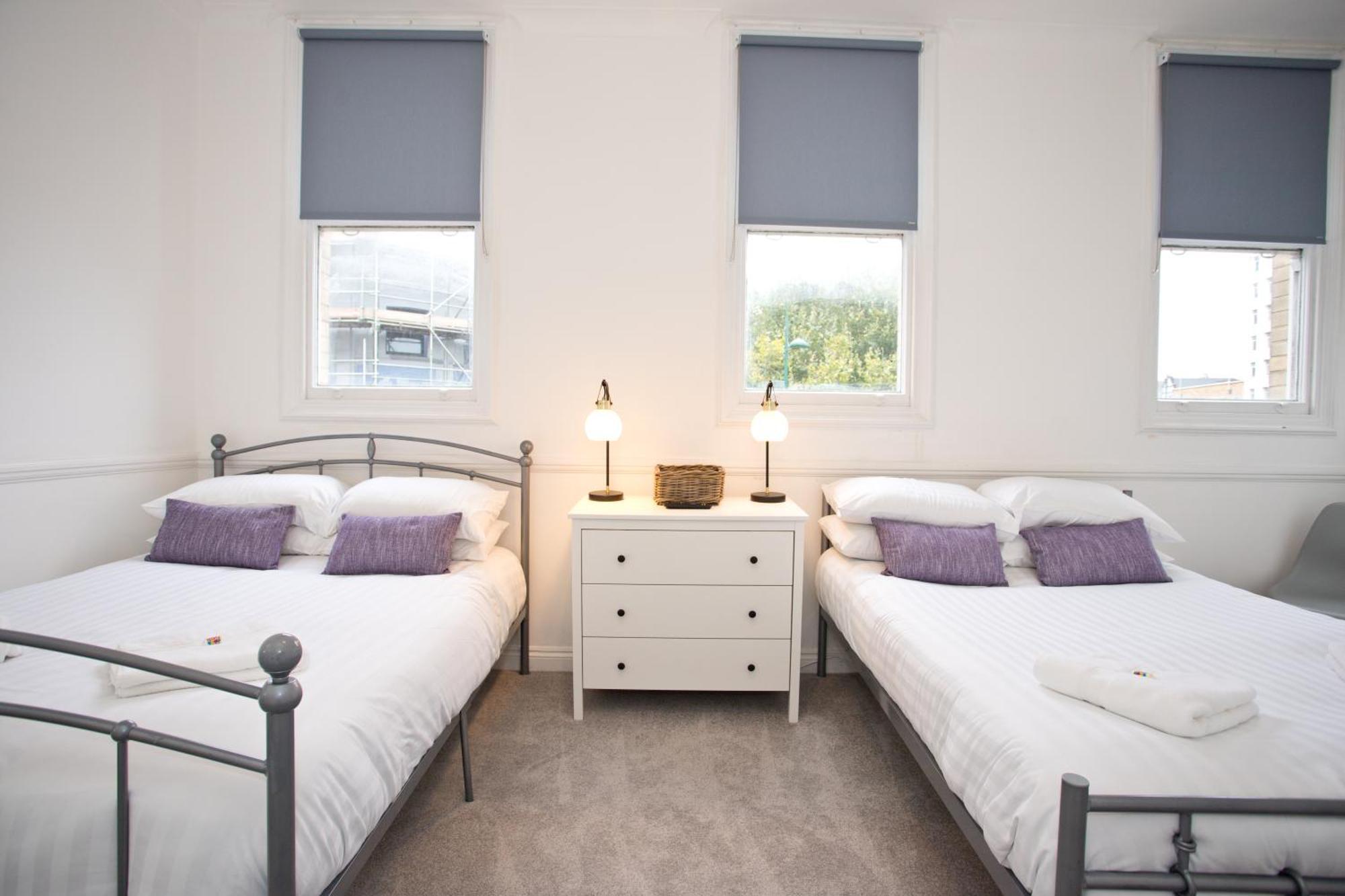 Town Centre Large 2 Bedroom - - Parking *