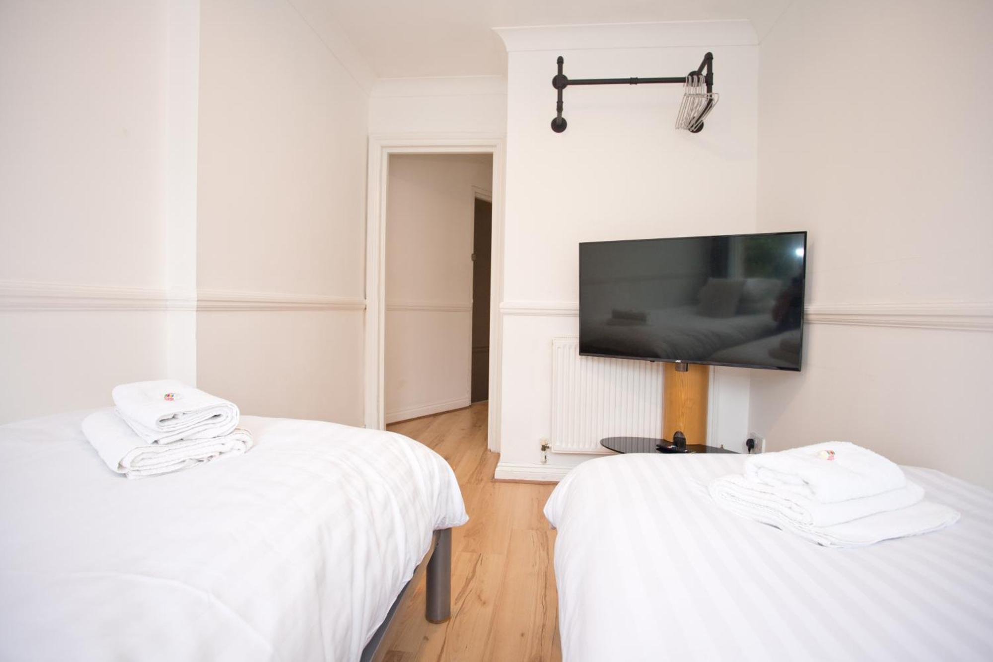 Town Centre Large 2 Bedroom - - Parking Apartment Bournemouth