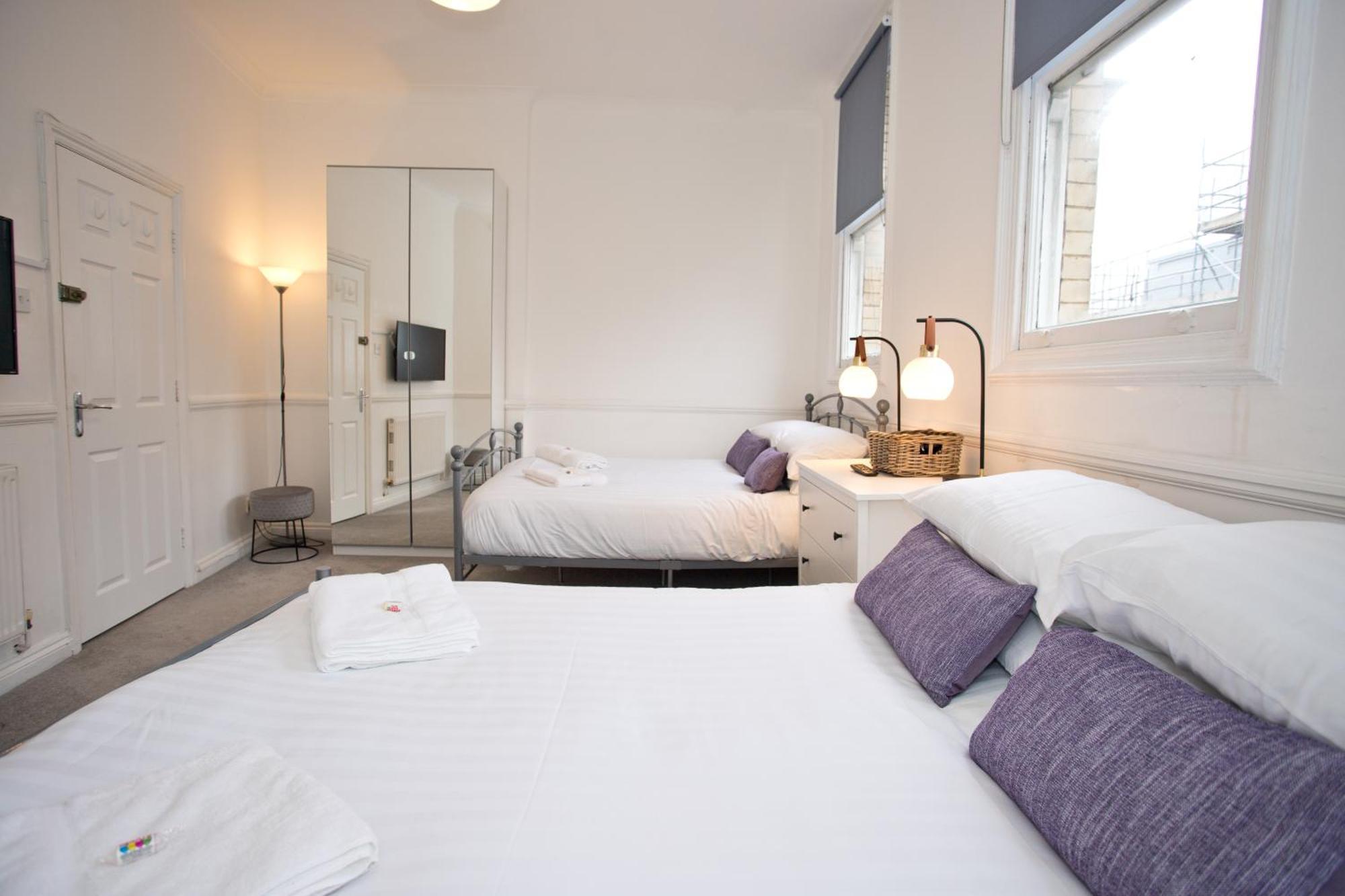 Town Centre Large 2 Bedroom - - Parking Apartment