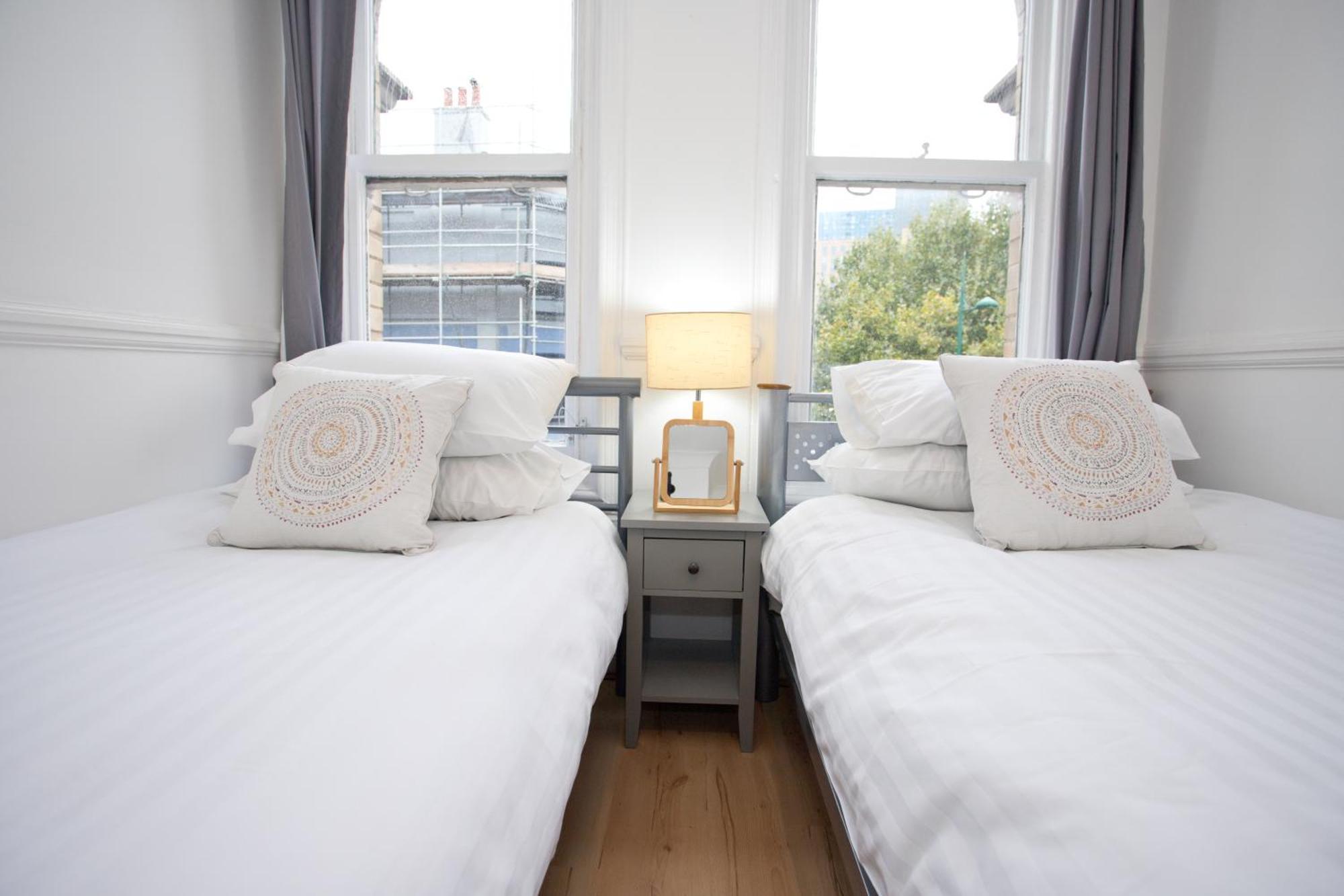 Town Centre Large 2 Bedroom - - Parking *